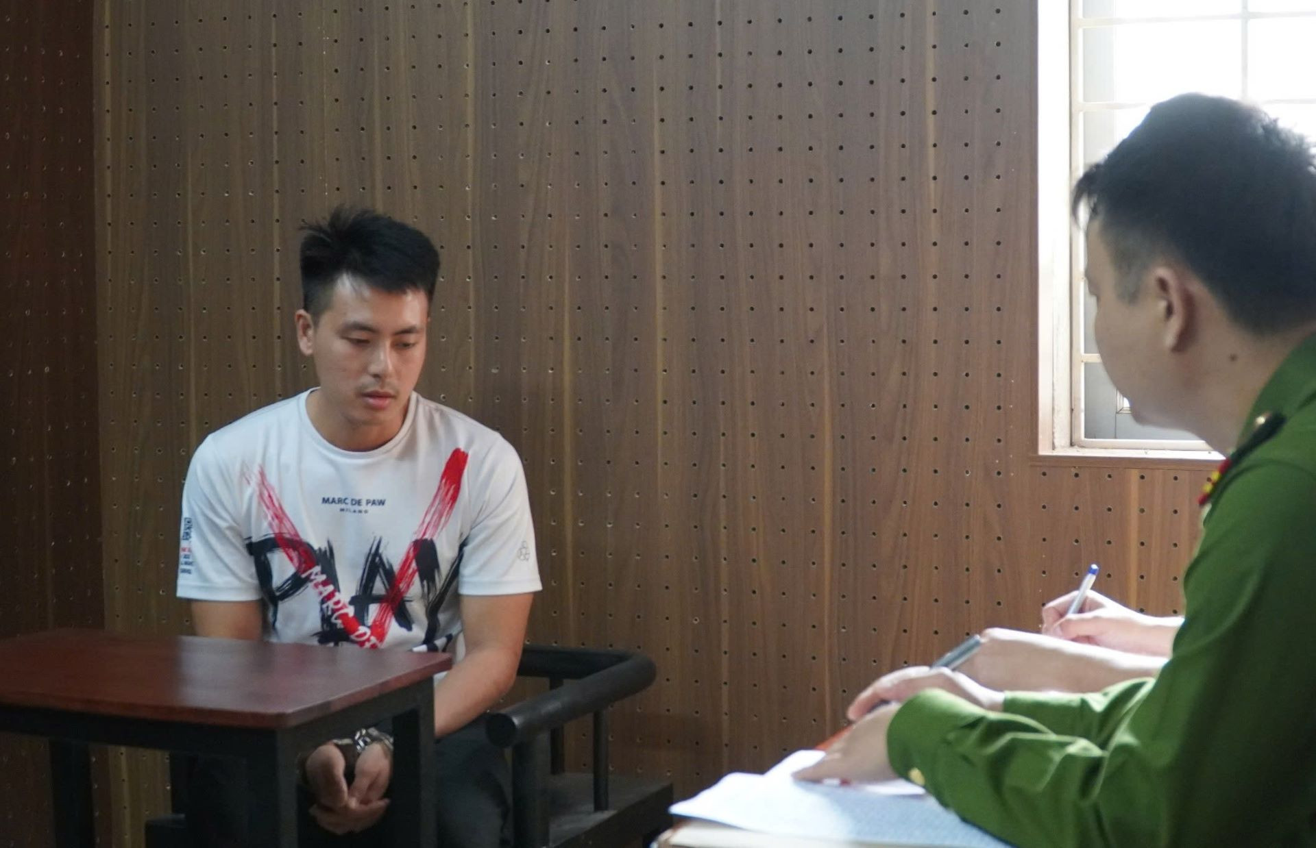 Điều tra tài xế say rượu tông hàng loạt xe trên phố- Ảnh 1.