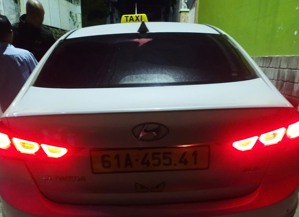 Truy tìm tài xế taxi xịt hơi cay vào mặt khiến 2 hành khách phải nhập viện- Ảnh 1.