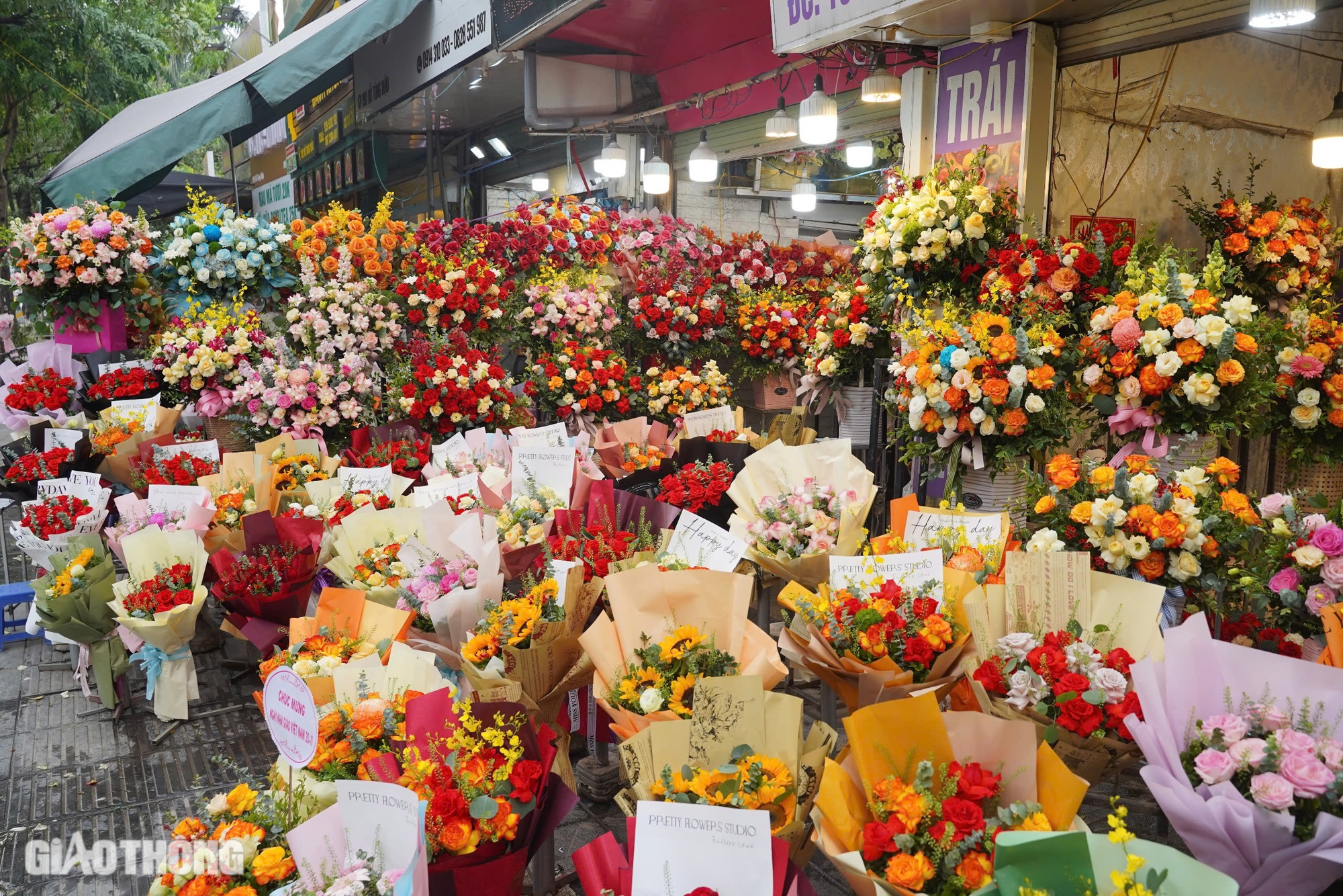 Hoa tươi dịp 20/11 đìu hiu, mòn mỏi đợi khách- Ảnh 1.