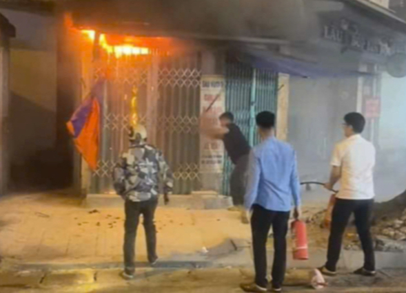 "Người hùng" nói về 49 giây phá cửa, dập lửa ở ngôi nhà cháy- Ảnh 1. "Người hùng" nói về 49 giây phá cửa, dập lửa ở ngôi nhà cháy- Ảnh 1.