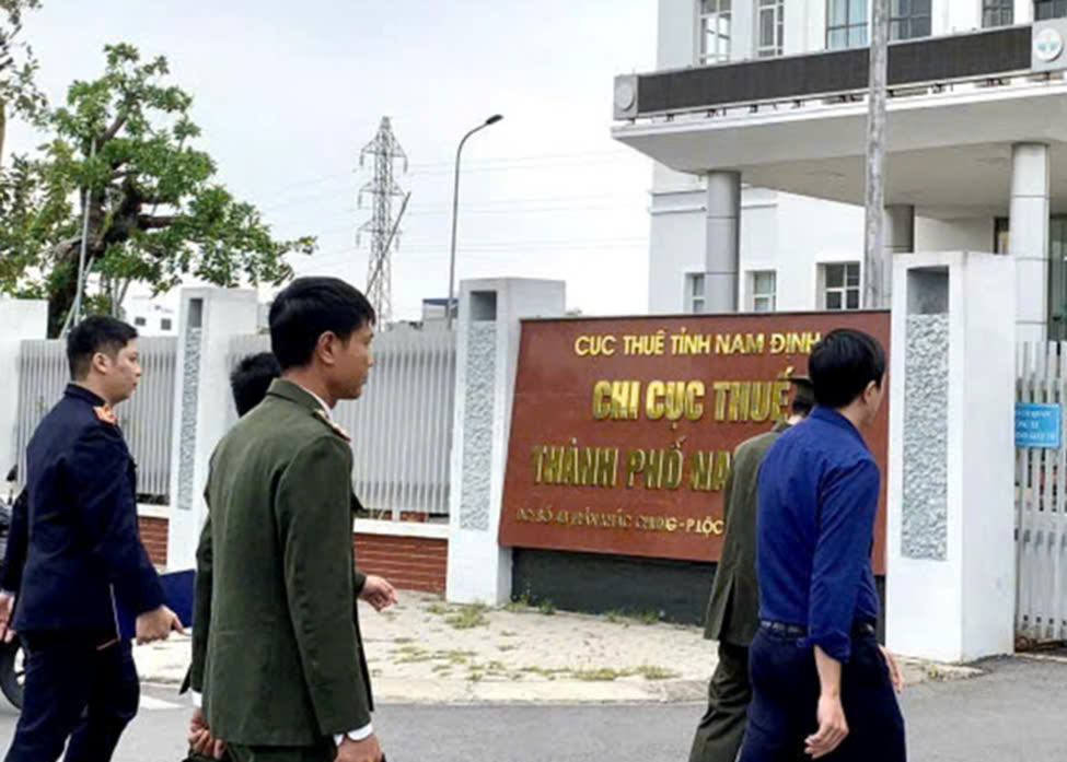 Bắt 2 cán bộ thuế liên quan đường dây mua bán hóa đơn trị giá trăm tỷ đồng ở Nam Định- Ảnh 1. Bắt 2 cán bộ thuế liên quan đường dây mua bán hóa đơn trị giá trăm tỷ đồng ở Nam Định- Ảnh 1.