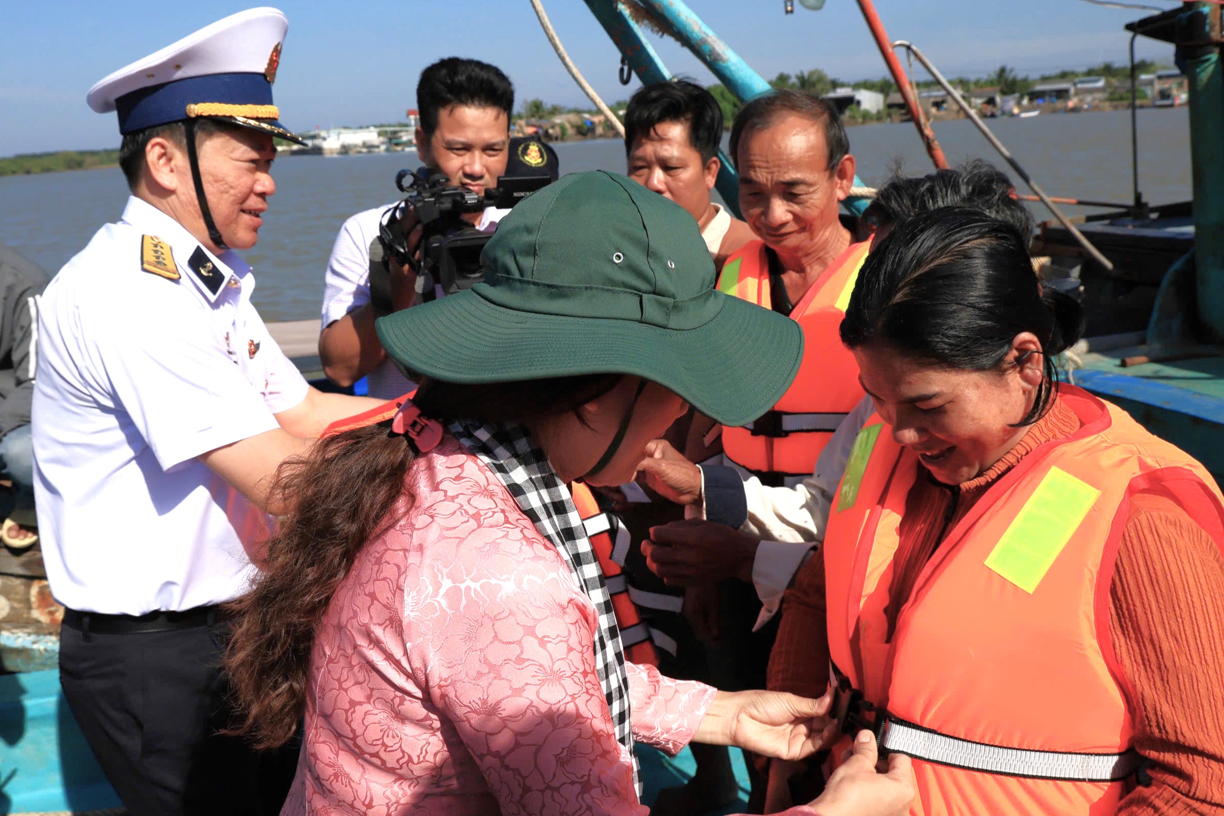 Bộ Tư lệnh Vùng 5 Hải quân tặng 300 lá cờ Tổ quốc cho ngư dân tỉnh Cà Mau