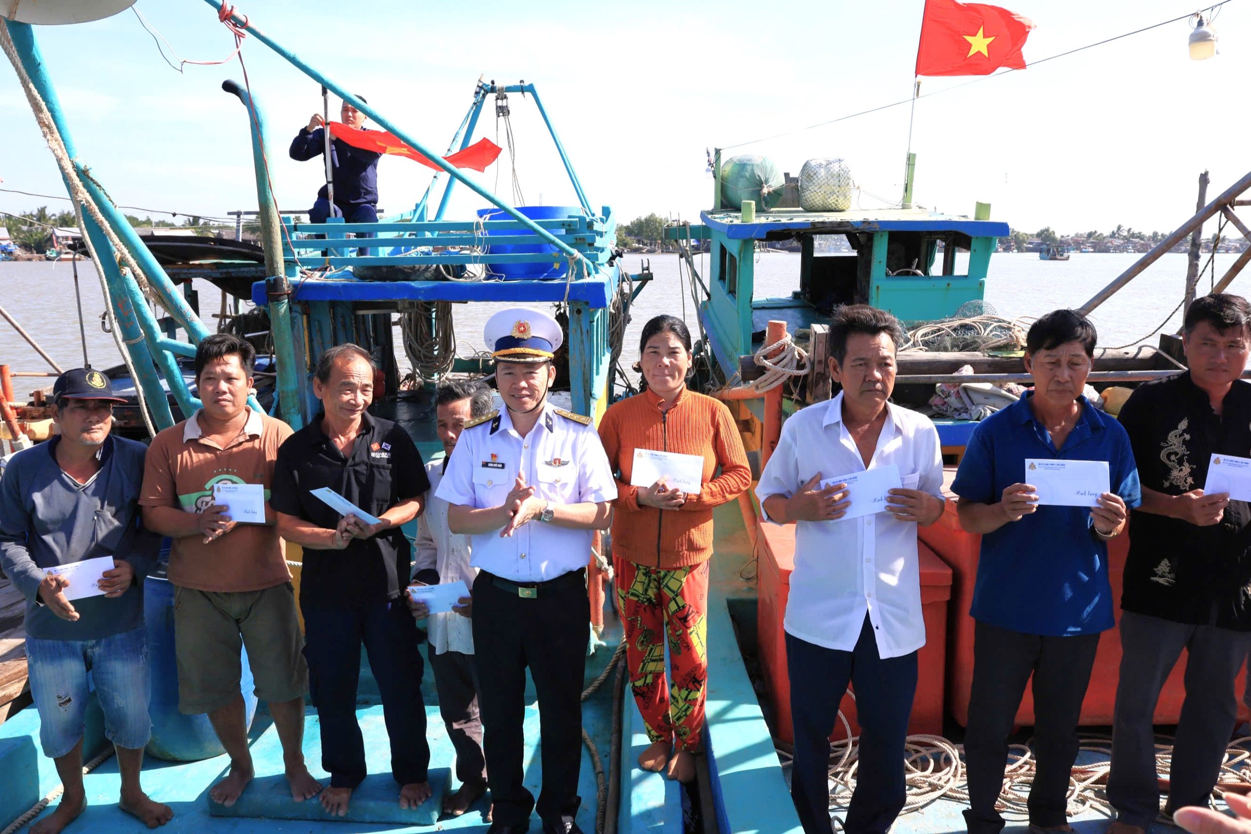 Bộ Tư lệnh Vùng 5 Hải quân tặng 300 lá cờ Tổ quốc cho ngư dân tỉnh Cà Mau