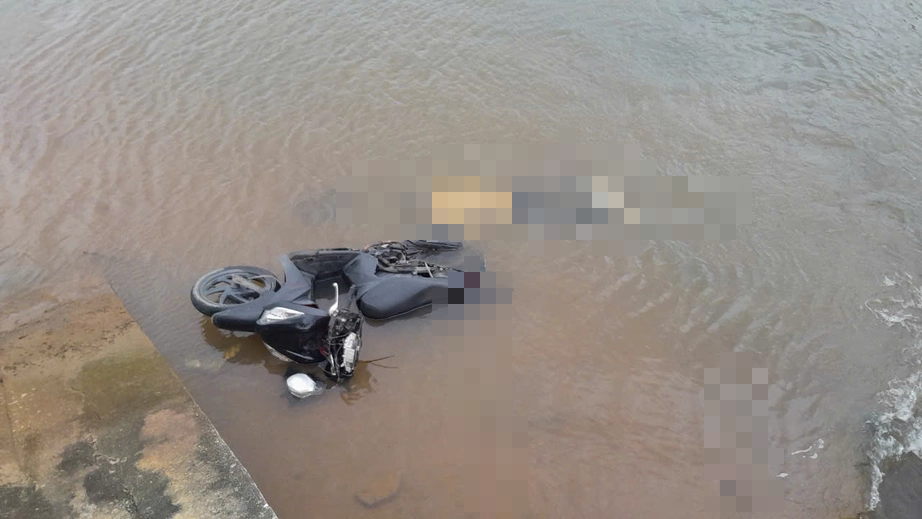 Phát hiện nam thanh niên tử vong cùng xe máy dưới kênh nước- Ảnh 1.