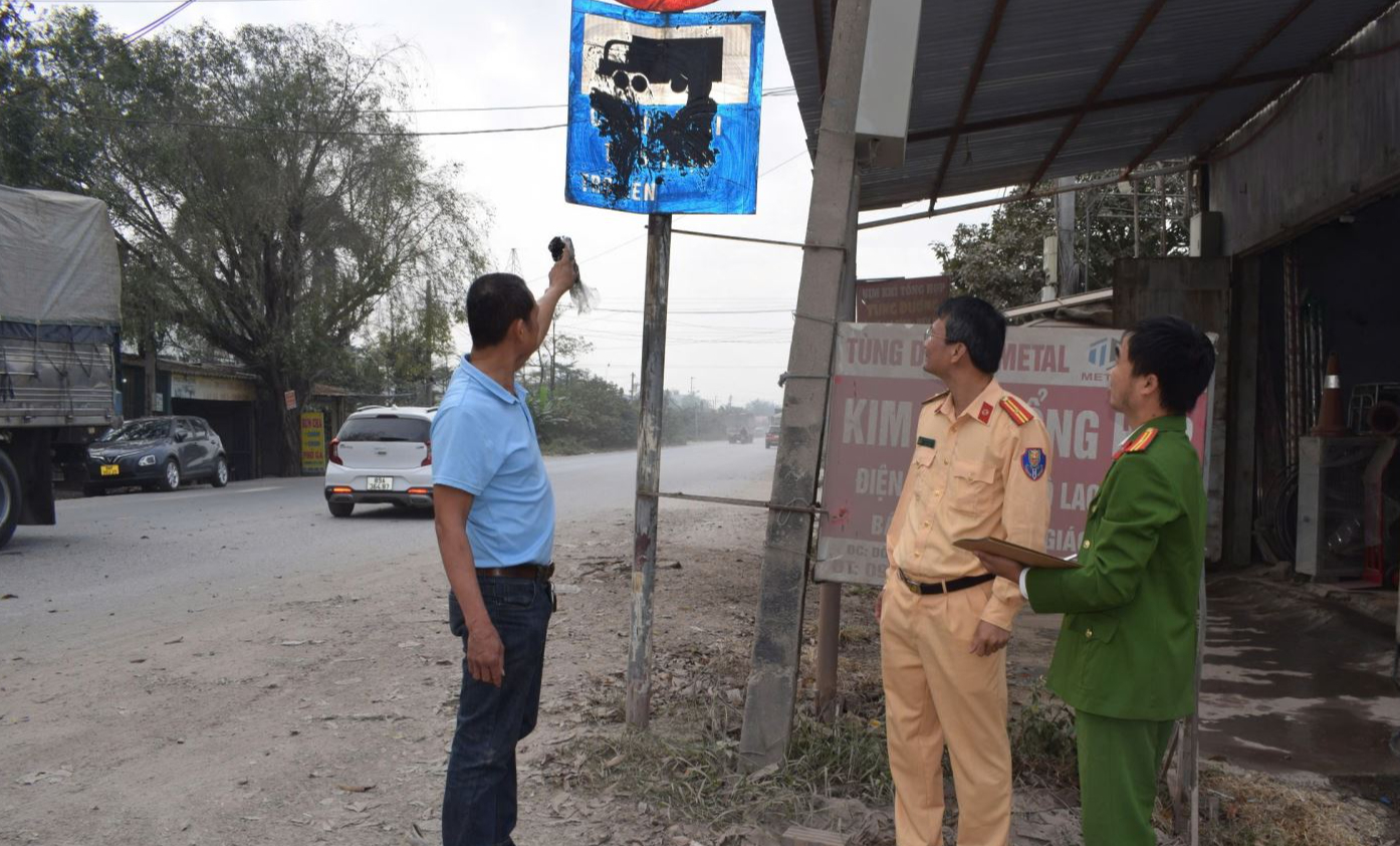 Tài xế container bôi chất bẩn lên biển báo giao thông để đi vào đường cấm- Ảnh 1. Tài xế container bôi chất bẩn lên biển báo giao thông để đi vào đường cấm- Ảnh 1.