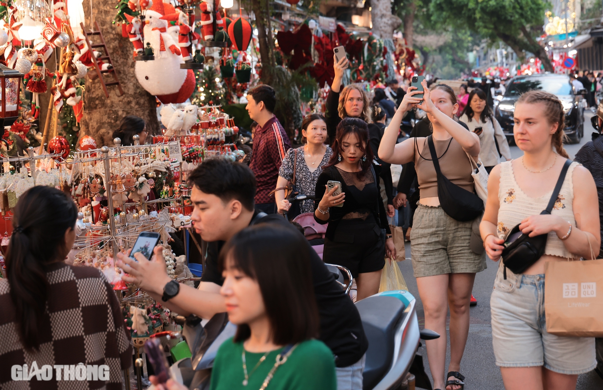 Đồ trang trí Giáng sinh lộng lẫy khắp phố Hàng Mã, khách mua đìu hiu- Ảnh 1. Đồ trang trí Giáng sinh lộng lẫy khắp phố Hàng Mã, khách mua đìu hiu- Ảnh 1.