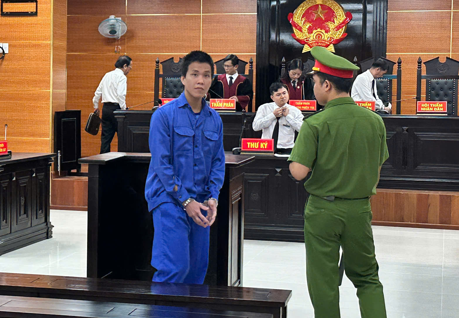 Lừa mua đất "suất ngoại giao" chiếm đoạt tiền, nam thanh niên lĩnh 15 năm tù- Ảnh 1.