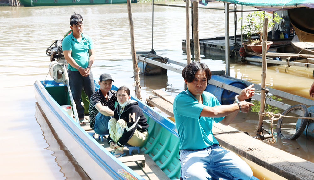 Triệt phá đường dây đưa người sang Campuchia đánh bạc- Ảnh 1. Triệt phá đường dây đưa người sang Campuchia đánh bạc- Ảnh 1.