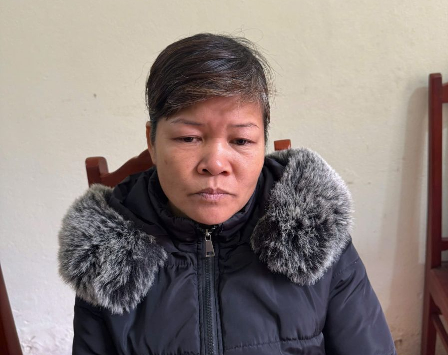 Xin xe không được, người phụ nữ chửi bới, cắn rách tay CSGT- Ảnh 1. Xin xe không được, người phụ nữ chửi bới, cắn rách tay CSGT- Ảnh 1.