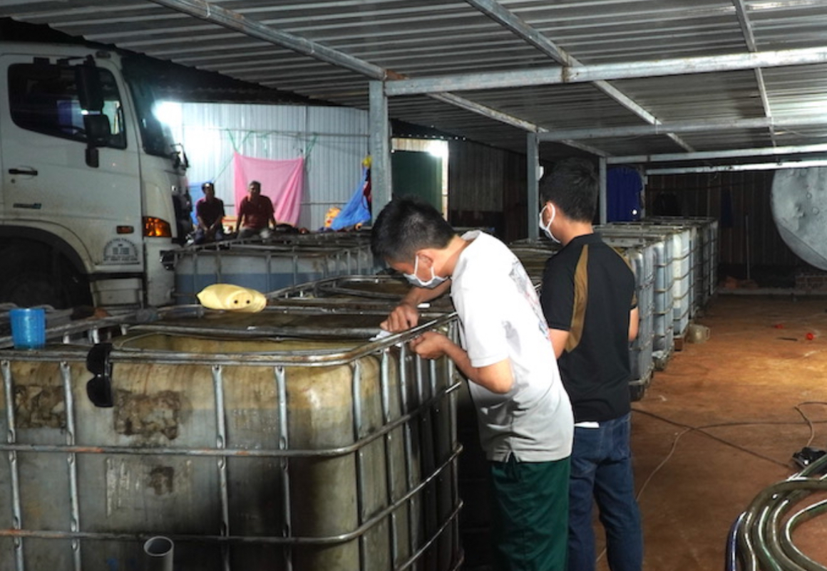 Phát hiện lò nấu 27 nghìn lít dầu, nhớt thải giữa rừng cao su- Ảnh 1.