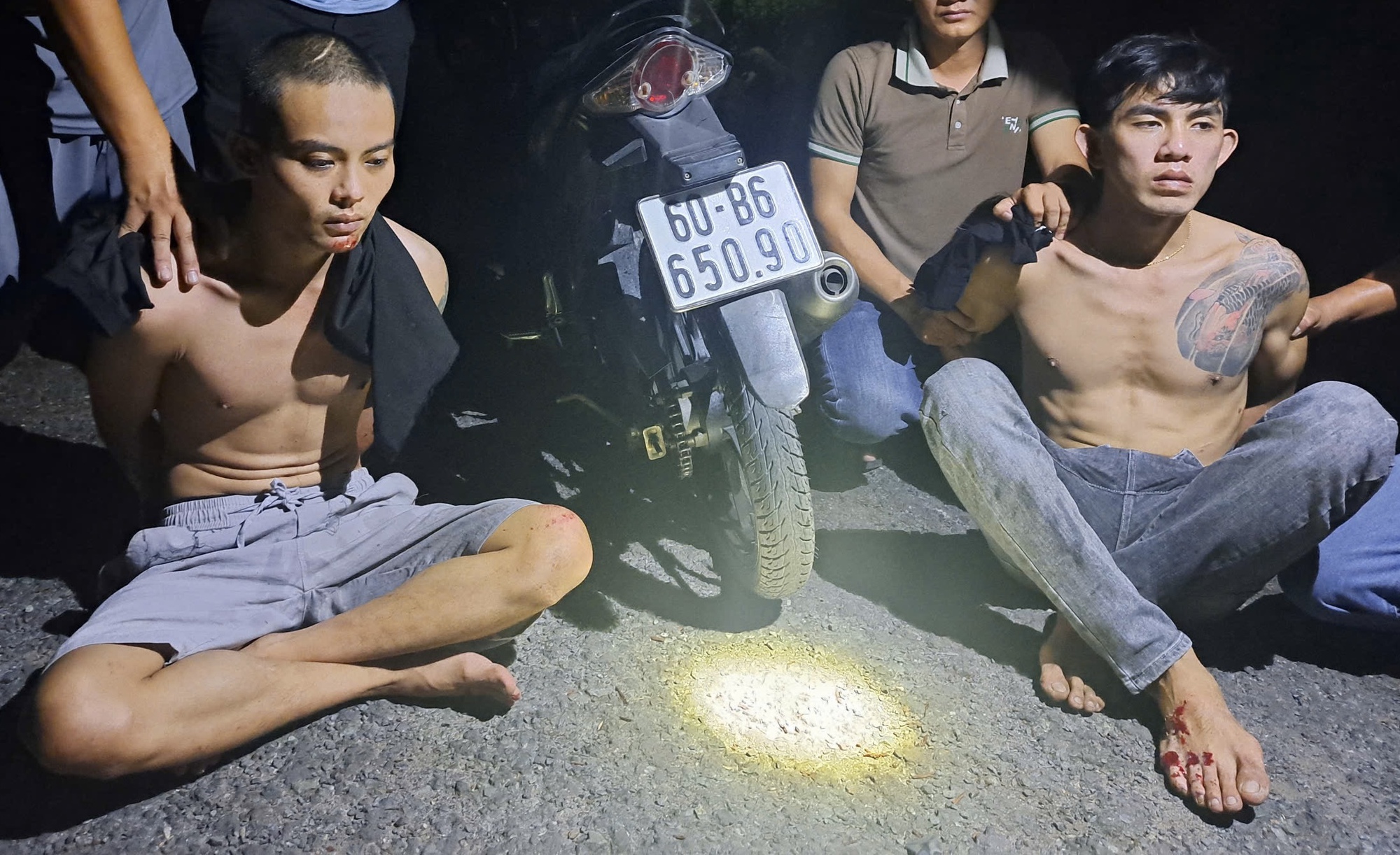 Bắt ba đối tượng dỡ nóc nhà dân vào trộm tài sản- Ảnh 1.