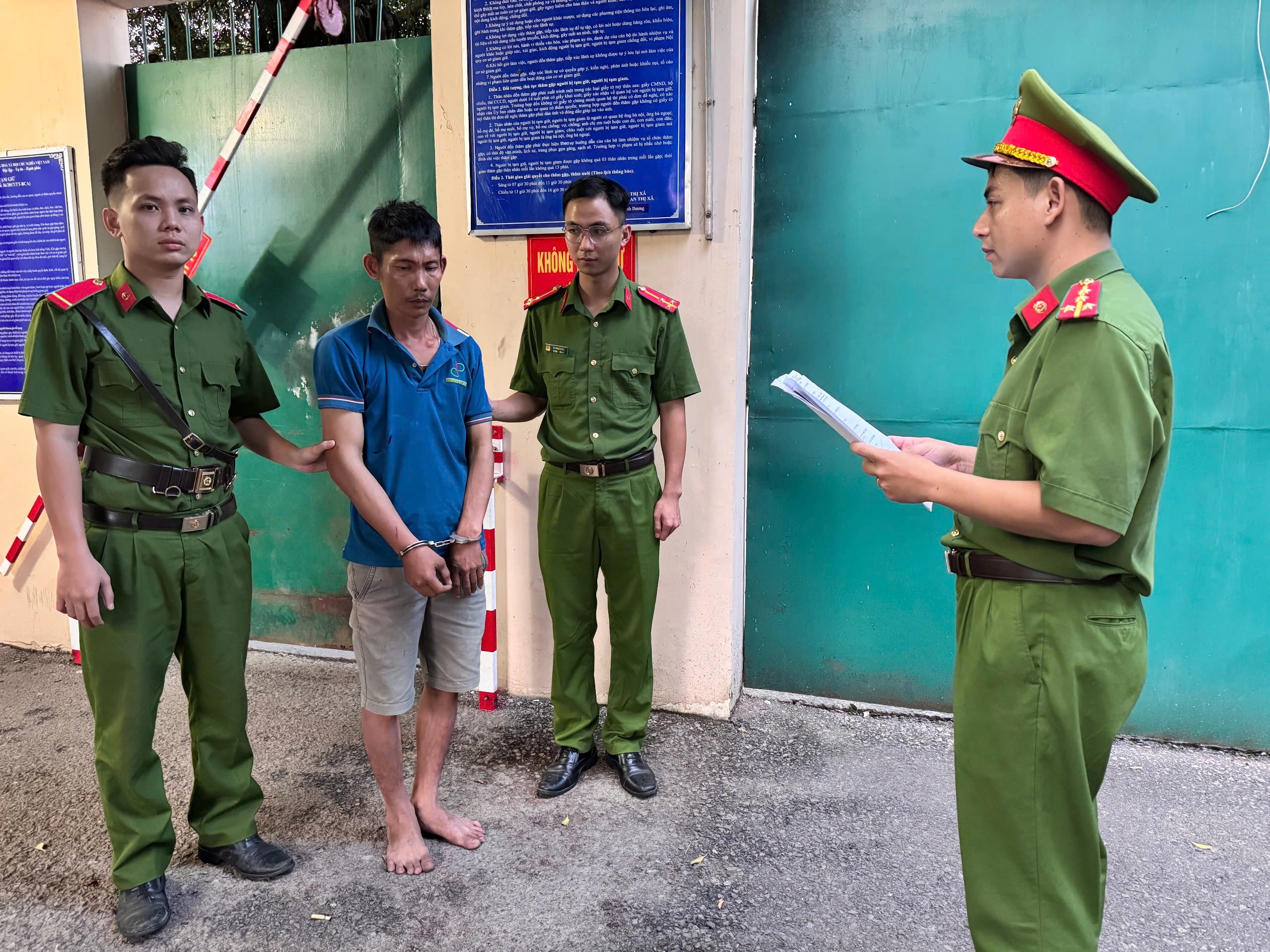 Khởi tố đối tượng dùng dao tấn công công an vì bị xử phạt vi phạm giao thông- Ảnh 1. Khởi tố đối tượng dùng dao tấn công công an vì bị xử phạt vi phạm giao thông- Ảnh 1.