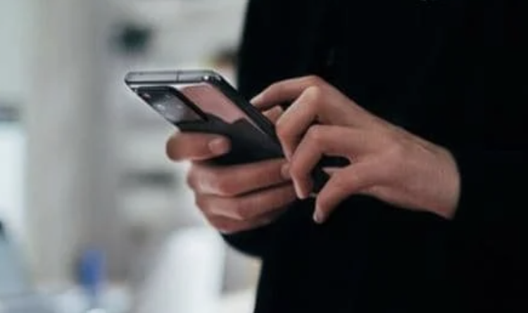 Giả mạo công an lừa người phụ nữ 55 tuổi chuyển khoản 3 tỷ đồng- Ảnh 1.