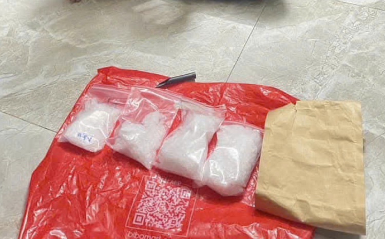 Tạm giữ người đàn ông 47 tuổi tàng trữ 1,7kg ma túy- Ảnh 1.