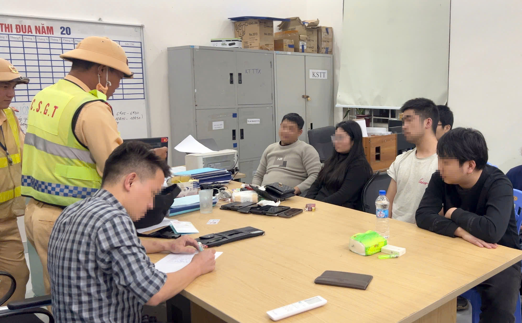 Chốt chặn chiếc xe thấy CSGT là bỏ chạy để bắt nhóm người nhập cảnh trái phép- Ảnh 1. Chốt chặn chiếc xe thấy CSGT là bỏ chạy để bắt nhóm người nhập cảnh trái phép- Ảnh 1.