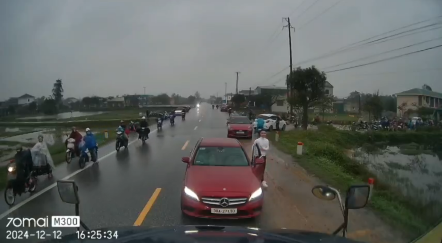 Công an xác minh vụ xe Mercedes dừng ngược chiều giữa đường, chặn đầu xe container- Ảnh 1.