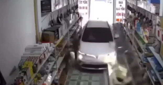 Tài xế lao ô tô vào nhà dân, tông tử vong bé gái chịu trách nhiệm ra sao?- Ảnh 1.