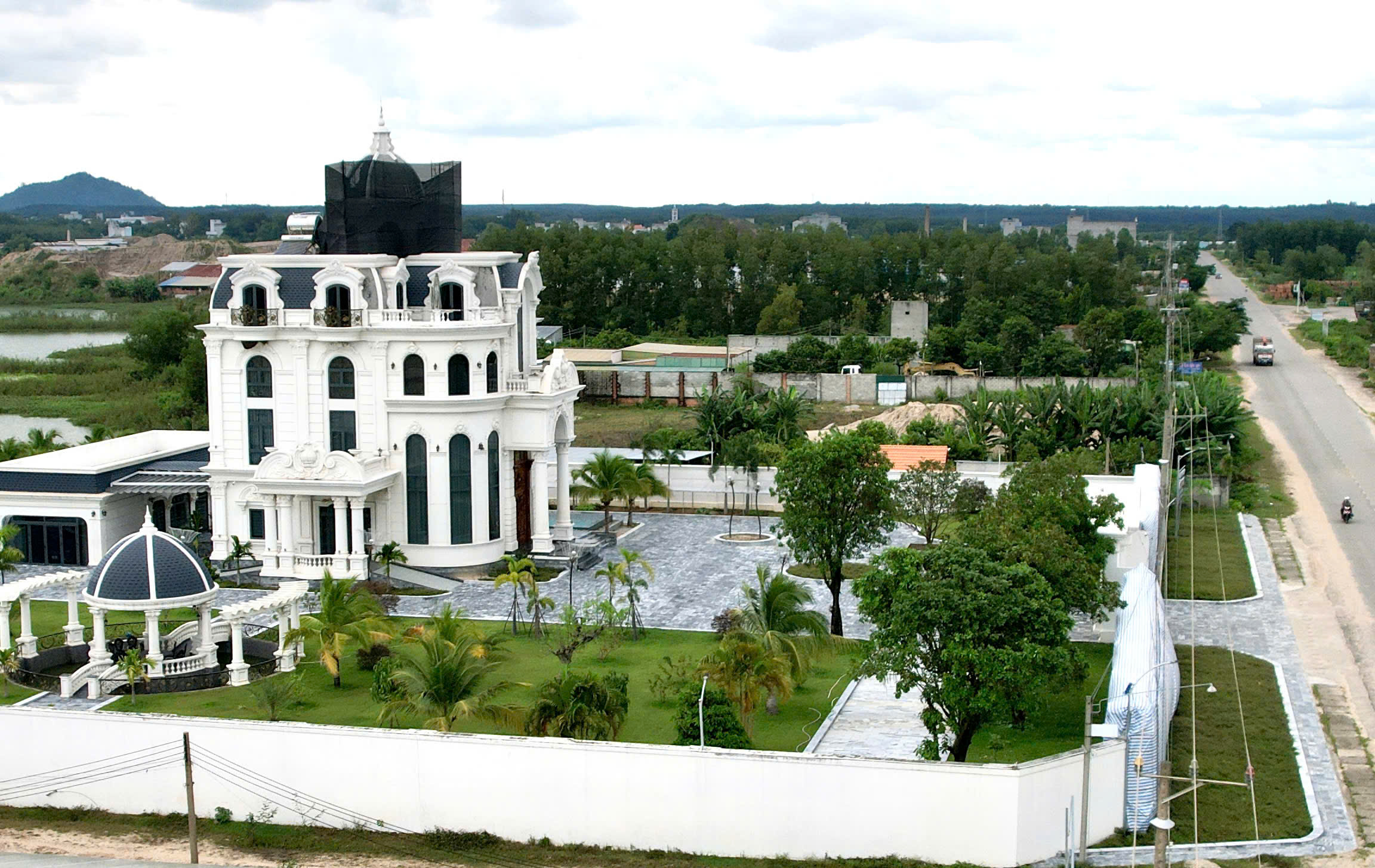 Bình Thuận không đồng ý chuyển biệt thự trái phép thành khu trưng bày gạch gốm- Ảnh 1. Bình Thuận không đồng ý chuyển biệt thự trái phép thành khu trưng bày gạch gốm- Ảnh 1.