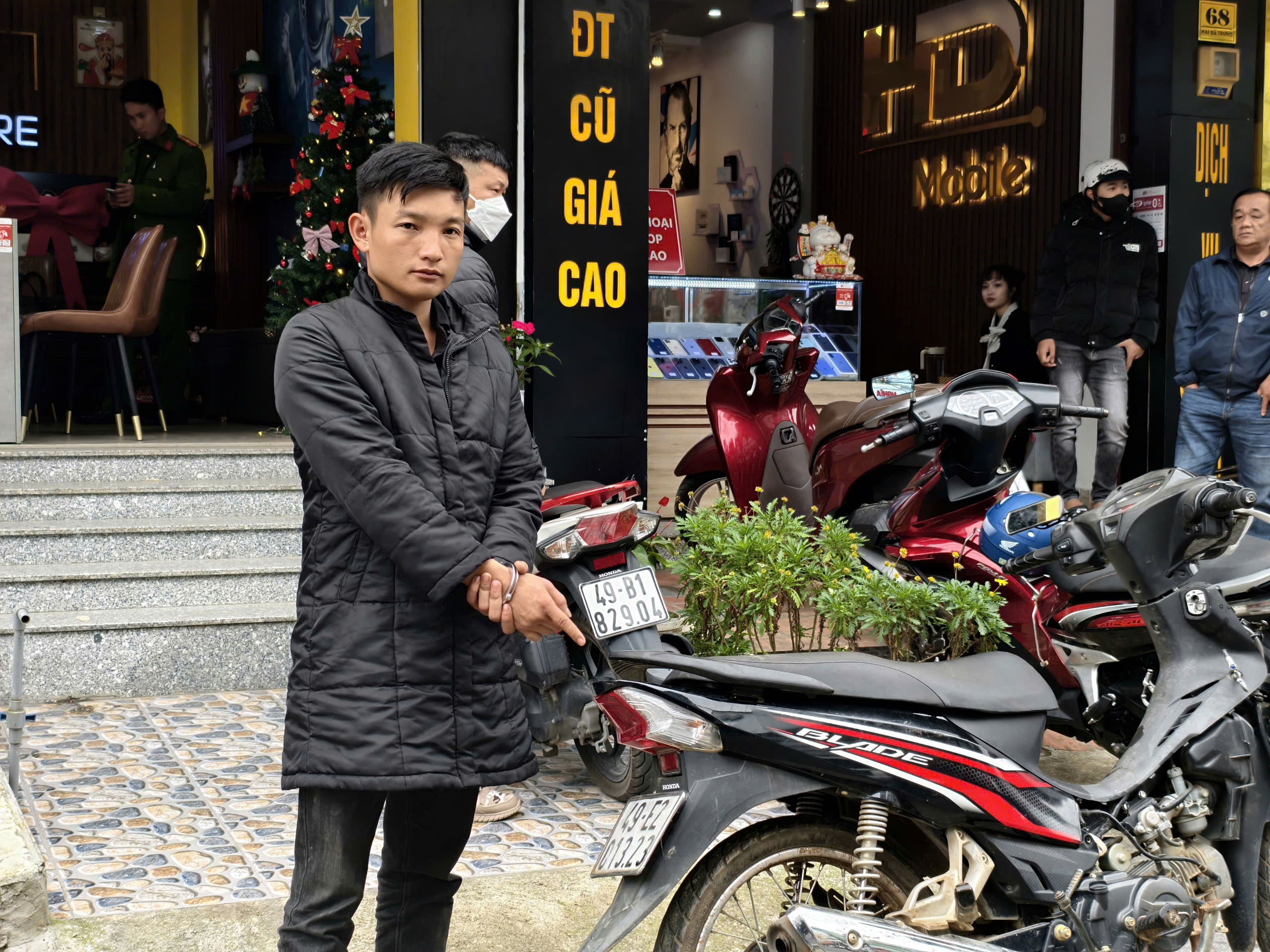 Thanh niên vừa ra tù đi xịt hơi cay cướp điện thoại ở Lâm Đồng- Ảnh 1. Thanh niên vừa ra tù đi xịt hơi cay cướp điện thoại ở Lâm Đồng- Ảnh 1.