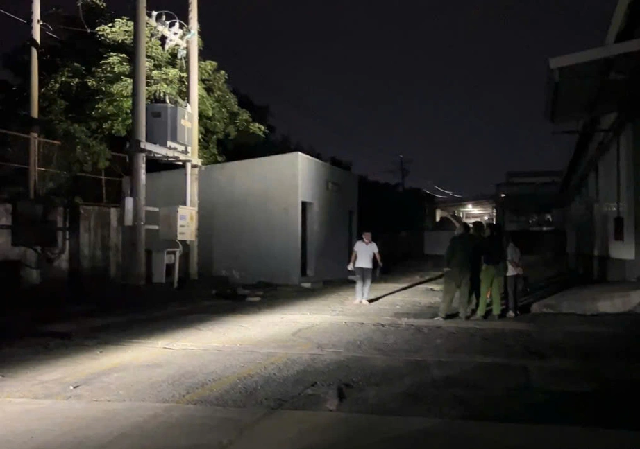 Người đàn ông nằm chết dưới chân trạm biến áp, nghi do cắt trộm dây điện, bị điện giật- Ảnh 1. Người đàn ông nằm chết dưới chân trạm biến áp, nghi do cắt trộm dây điện, bị điện giật- Ảnh 1.