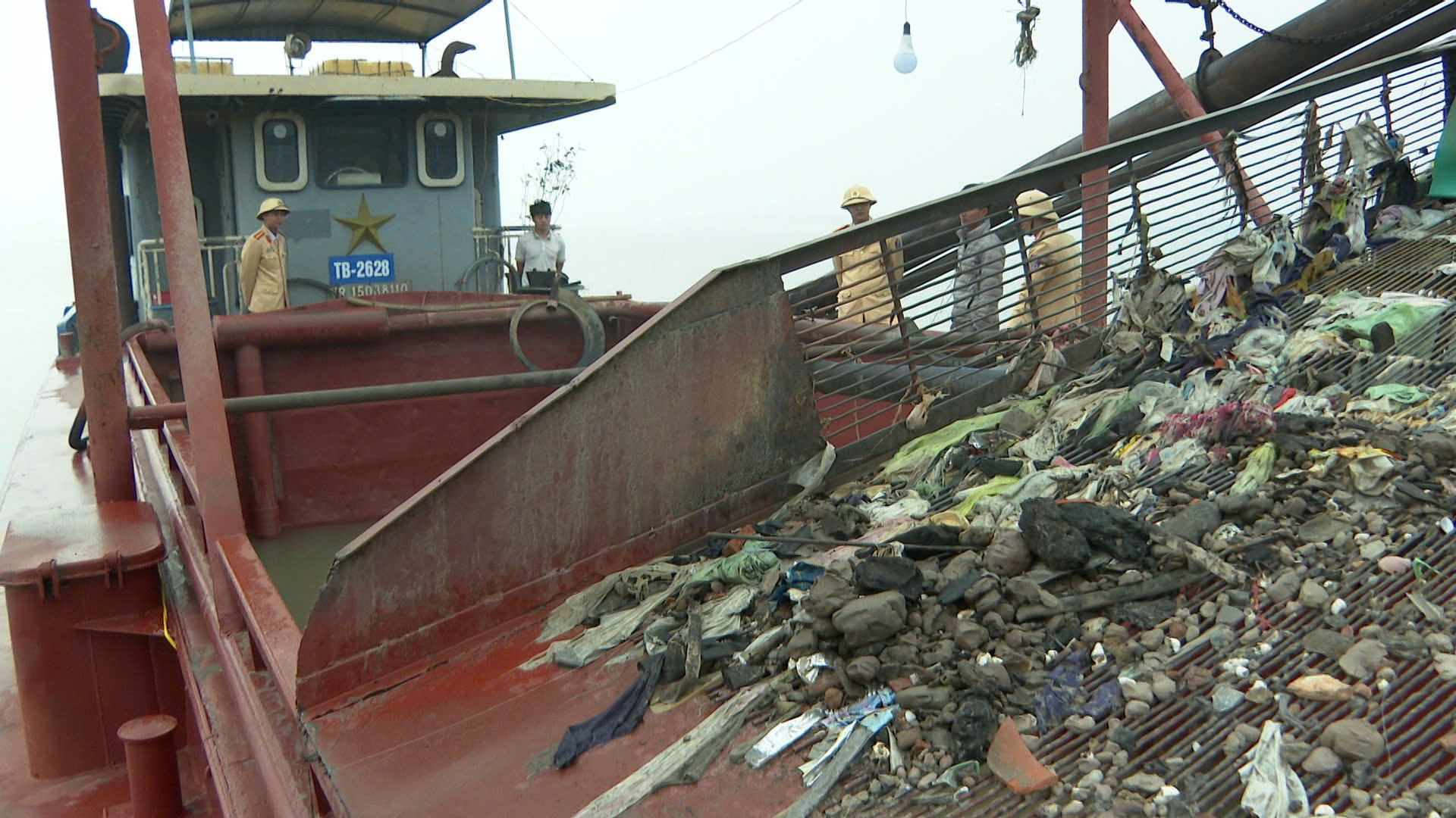 CSGT 3 tỉnh phối hợp bắt tàu khai thác cát trái phép trên sông Hồng- Ảnh 1. CSGT 3 tỉnh phối hợp bắt tàu khai thác cát trái phép trên sông Hồng- Ảnh 1.