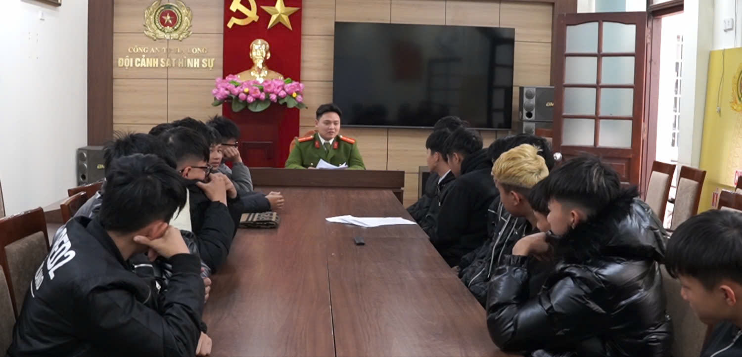 Triệu tập 16 thanh, thiếu niên dùng hung khí hỗn chiến đường phố TP Hạ Long lúc nửa đêm- Ảnh 1. Triệu tập 16 thanh, thiếu niên dùng hung khí hỗn chiến đường phố TP Hạ Long lúc nửa đêm- Ảnh 1.