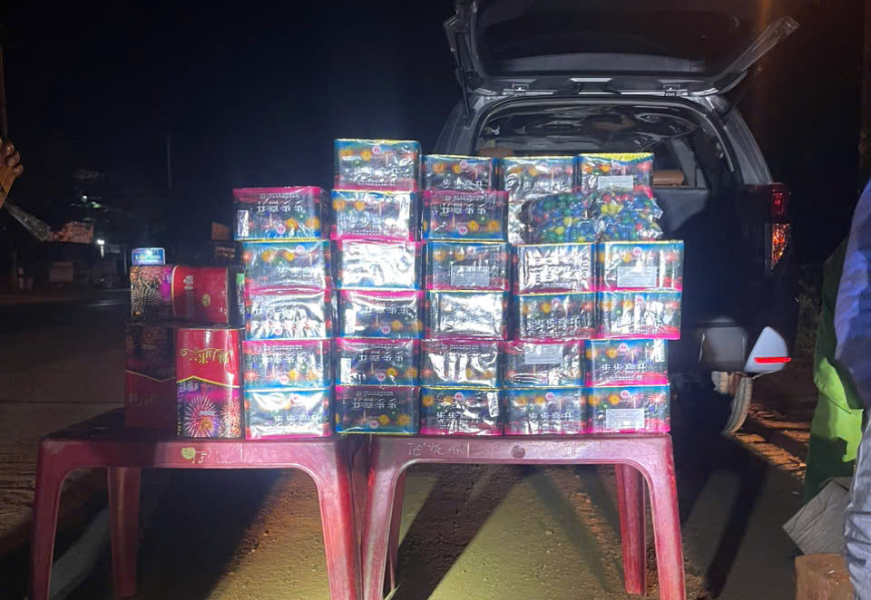 Ô tô chở pháo lậu, lái xe xuất trình thẻ nhà báo giả- Ảnh 1.