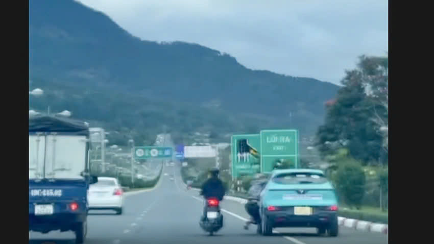 Công an điều tra vụ đu bám cửa taxi trên đường cao tốc- Ảnh 1. Công an điều tra vụ đu bám cửa taxi trên đường cao tốc- Ảnh 1.