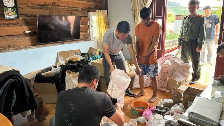 Công an Lâm Đồng bắt giữ hàng tạ hóa chất chế tạo pháo nổ trái phép- Ảnh 1.