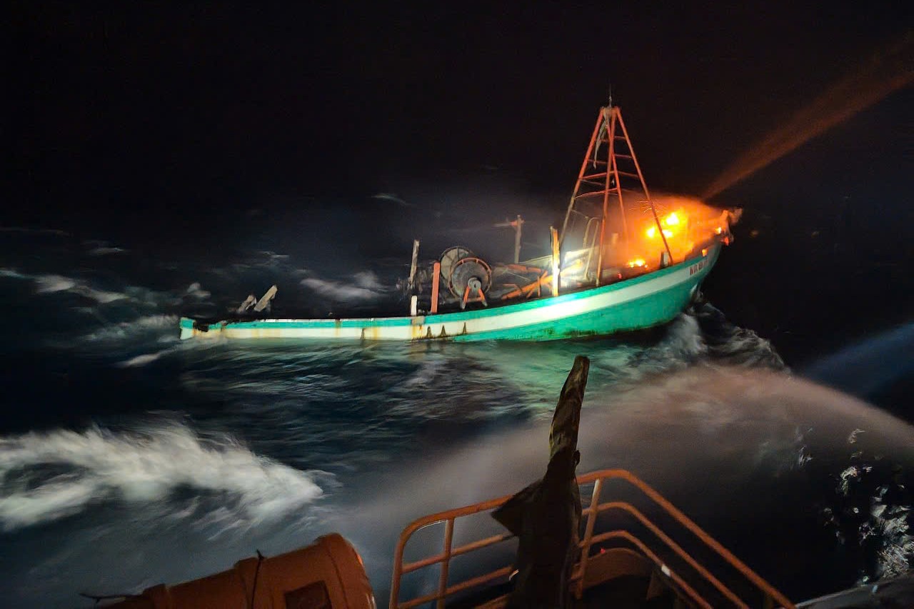 Tàu 796 kịp thời dập tắt đám cháy trên tàu cá số hiệu KG 92824 TS