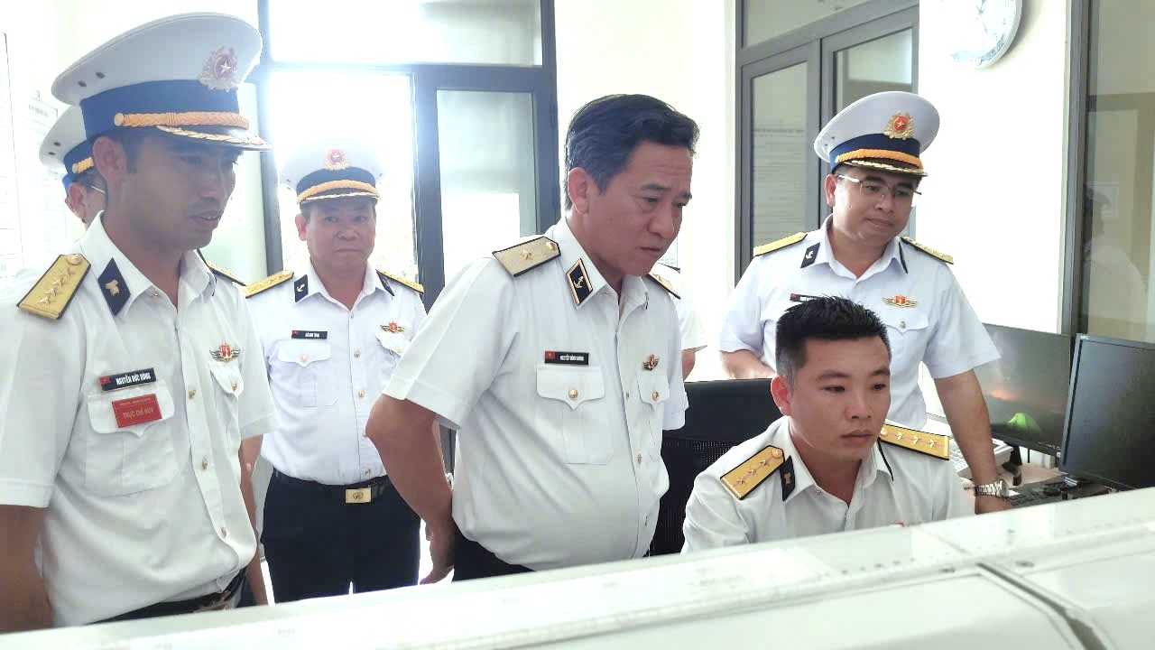 Đoàn công tác Quân chủng Hải quân thăm, kiểm tra Trạm ra đa 605