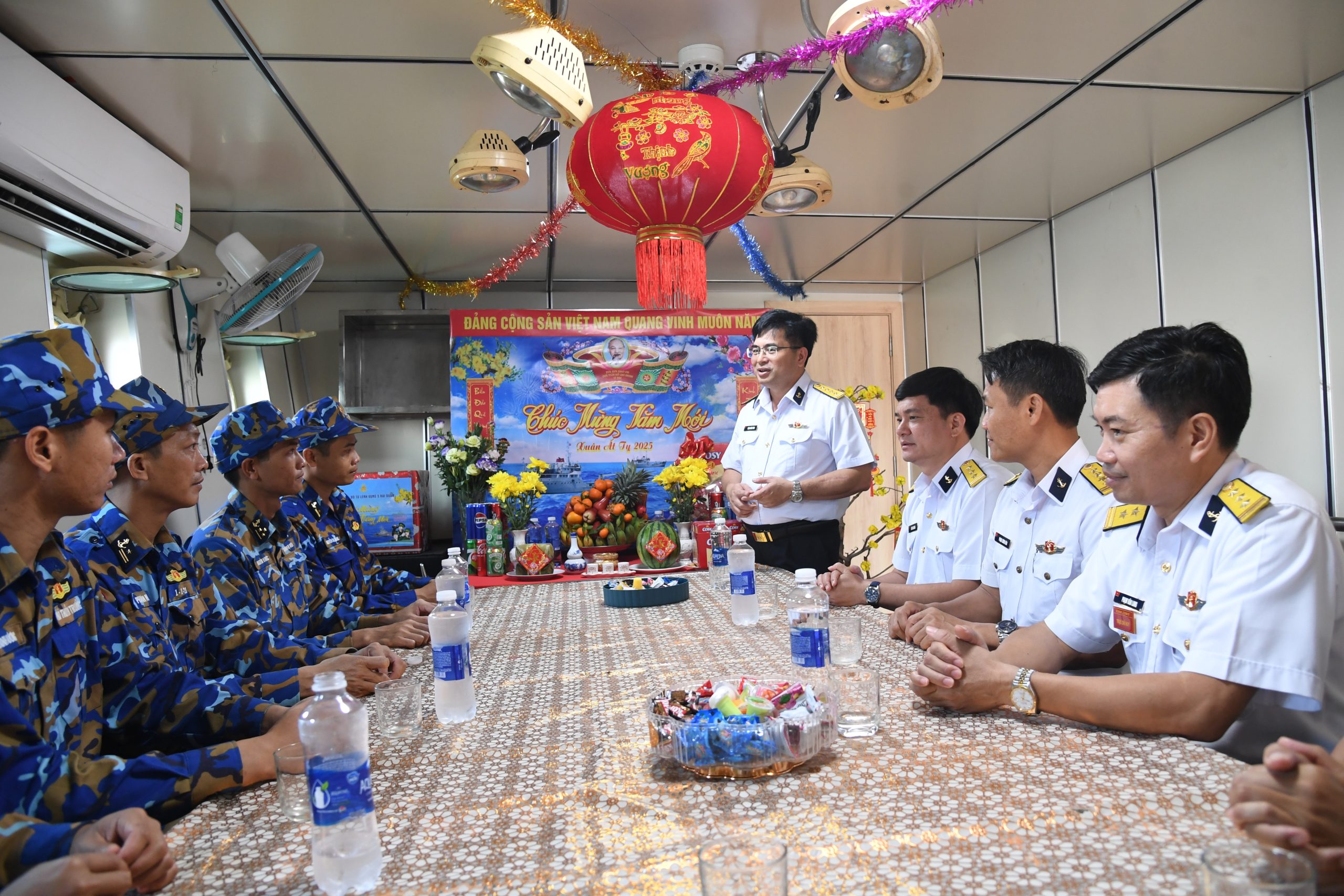 Tàu 637 lên đường thực hiện nhiệm vụ trực Tết trên biển