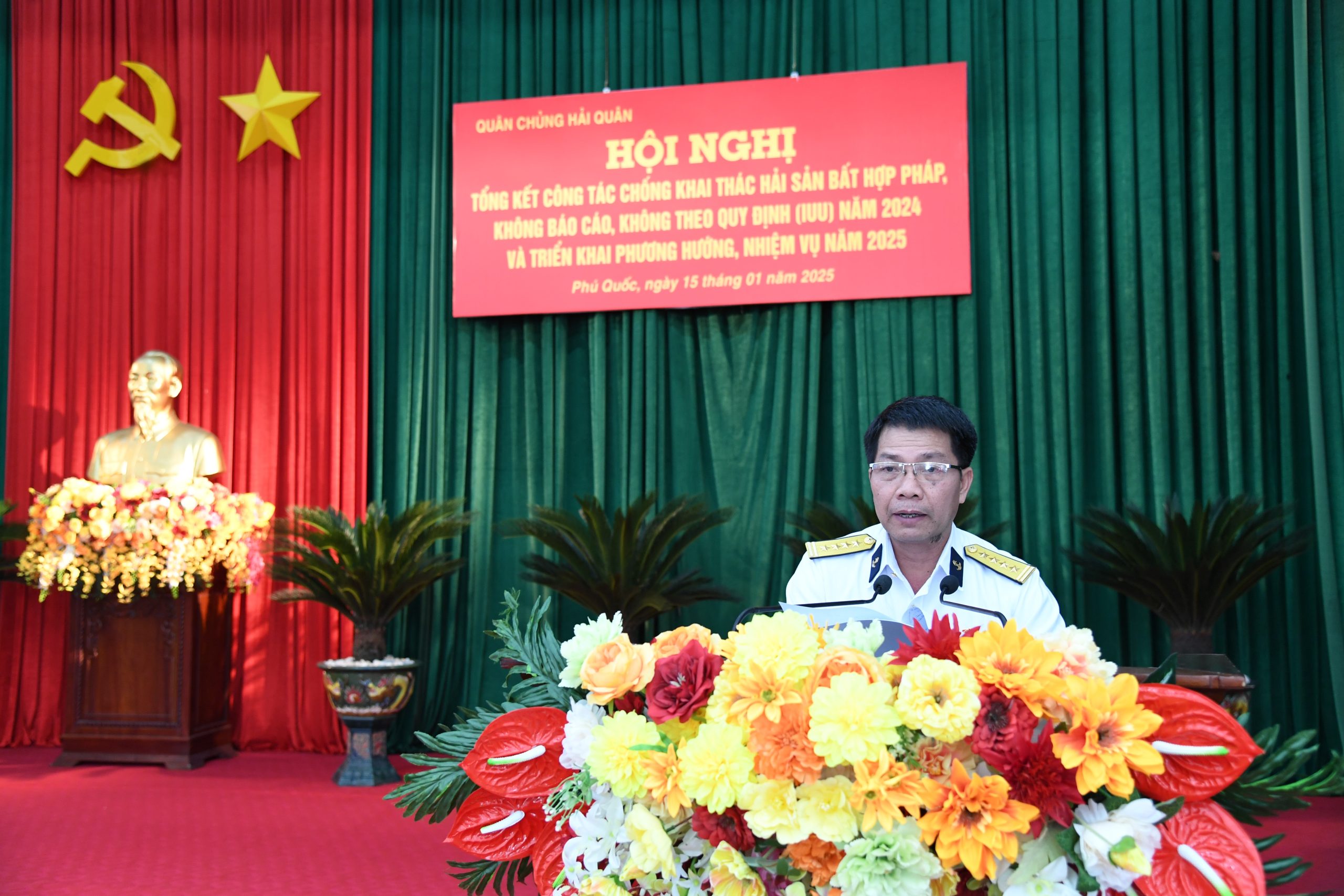 Lực lượng Hải quân ngăn chặn kịp thời gần 300 tàu cá có ý định vượt ranh giới