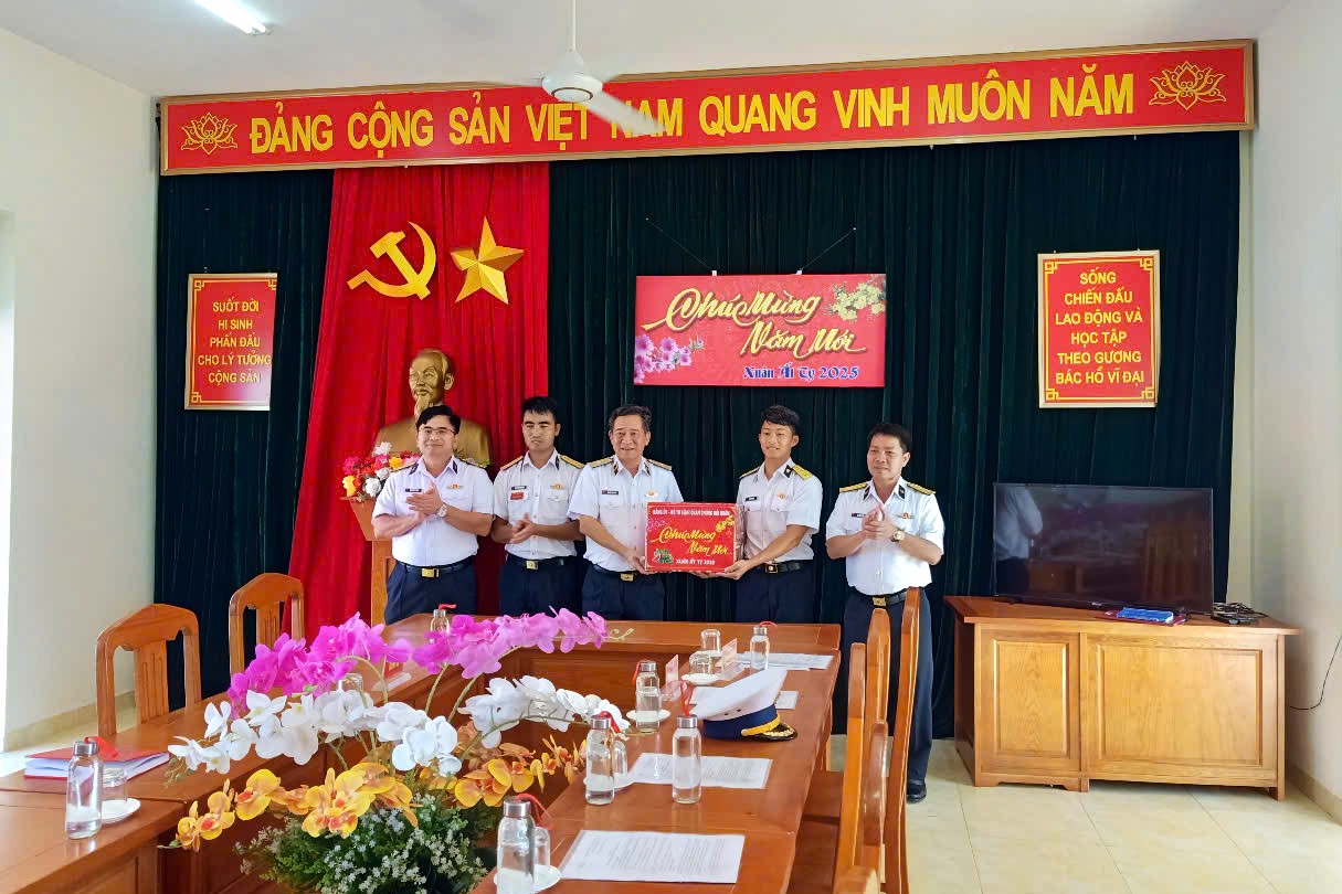 Đoàn công tác Quân chủng Hải quân thăm, kiểm tra Trạm ra đa 605