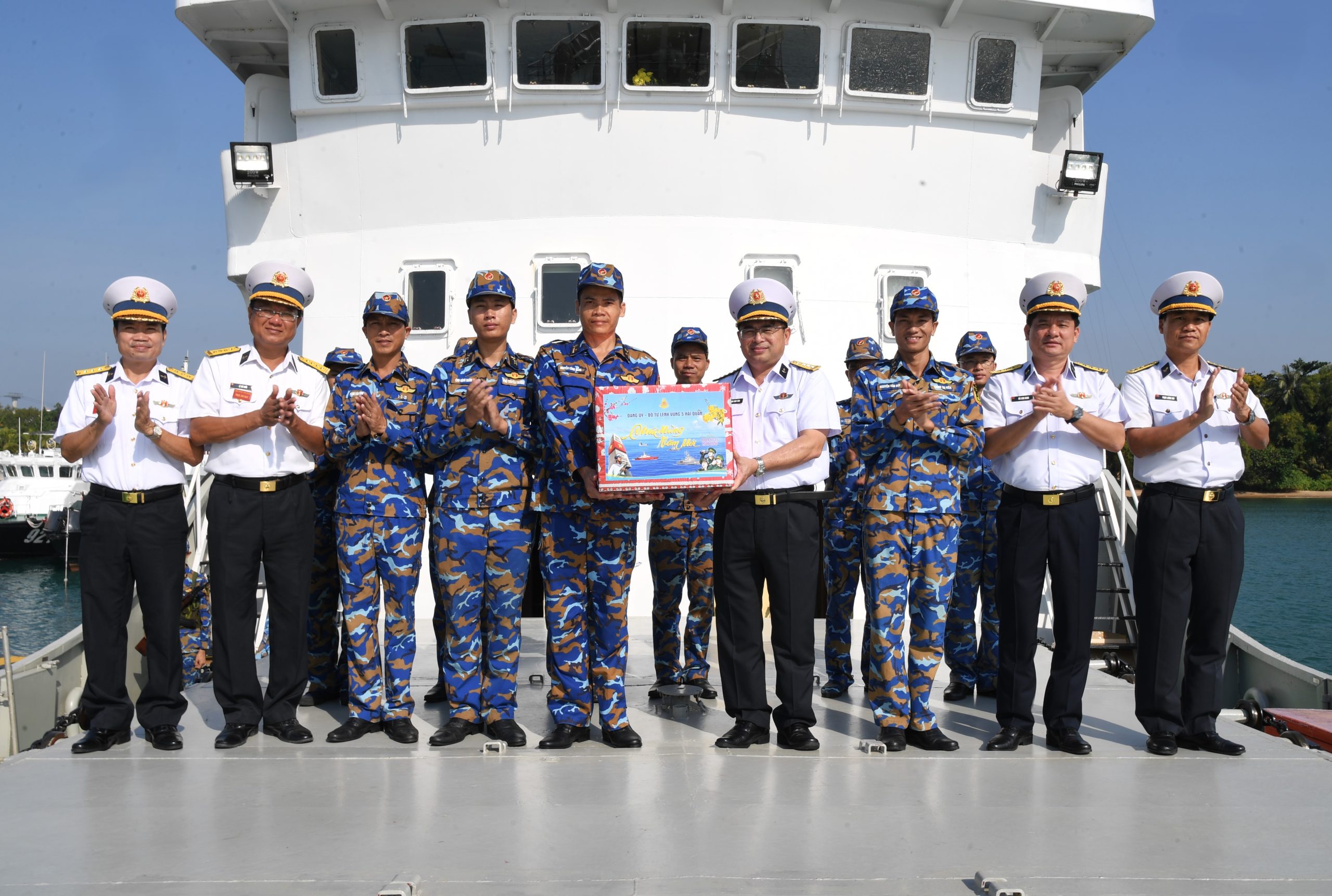 Tàu 637 lên đường thực hiện nhiệm vụ trực Tết trên biển