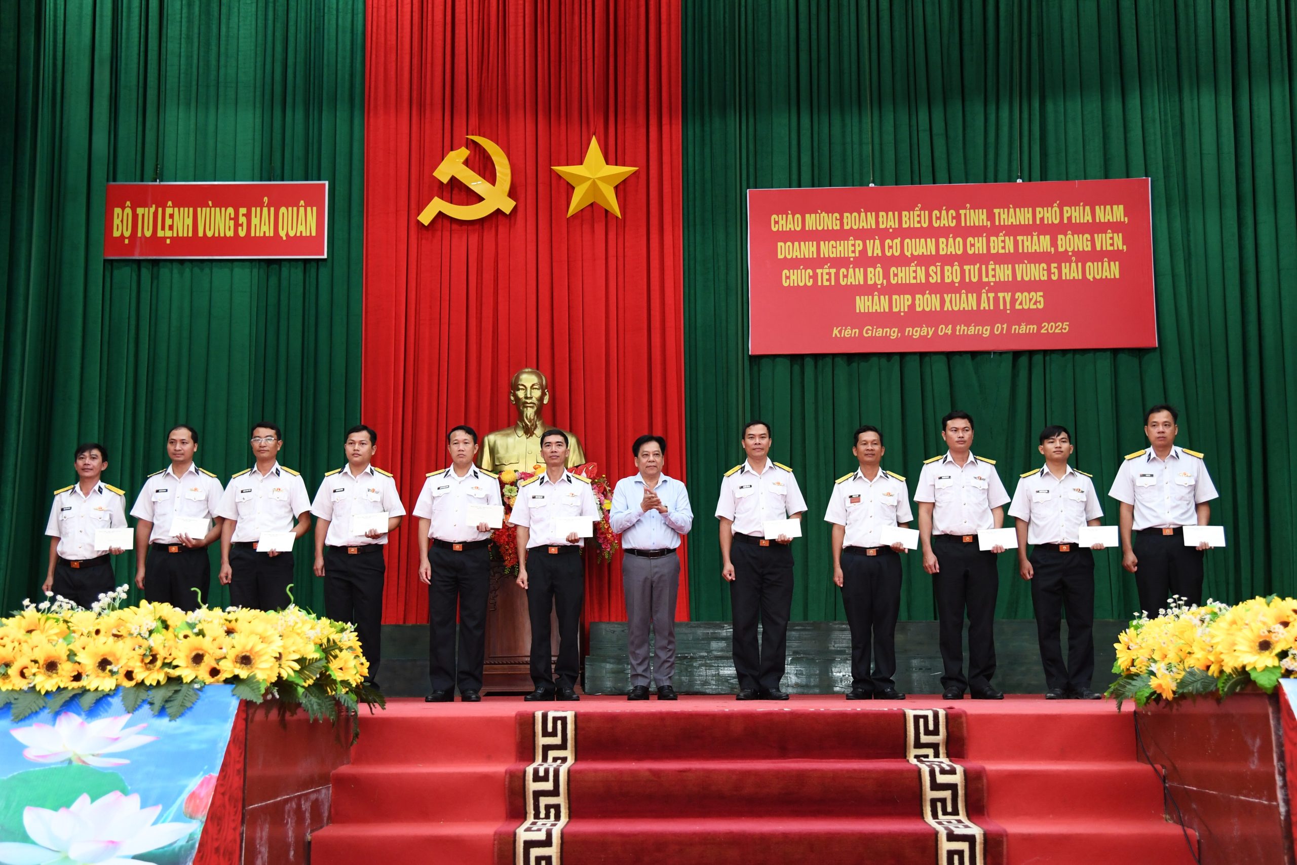 Gặp mặt đoàn đại biểu đi thăm, chúc tết quân và dân tuyến đảo Tây Nam