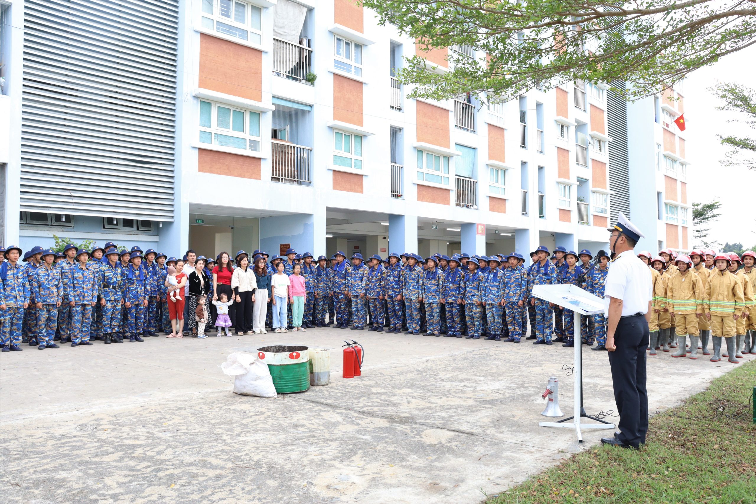 Lữ đoàn 101, Vùng 4 Hải quân Phối hợp tổ chức luyện tập phòng chống cháy nổ