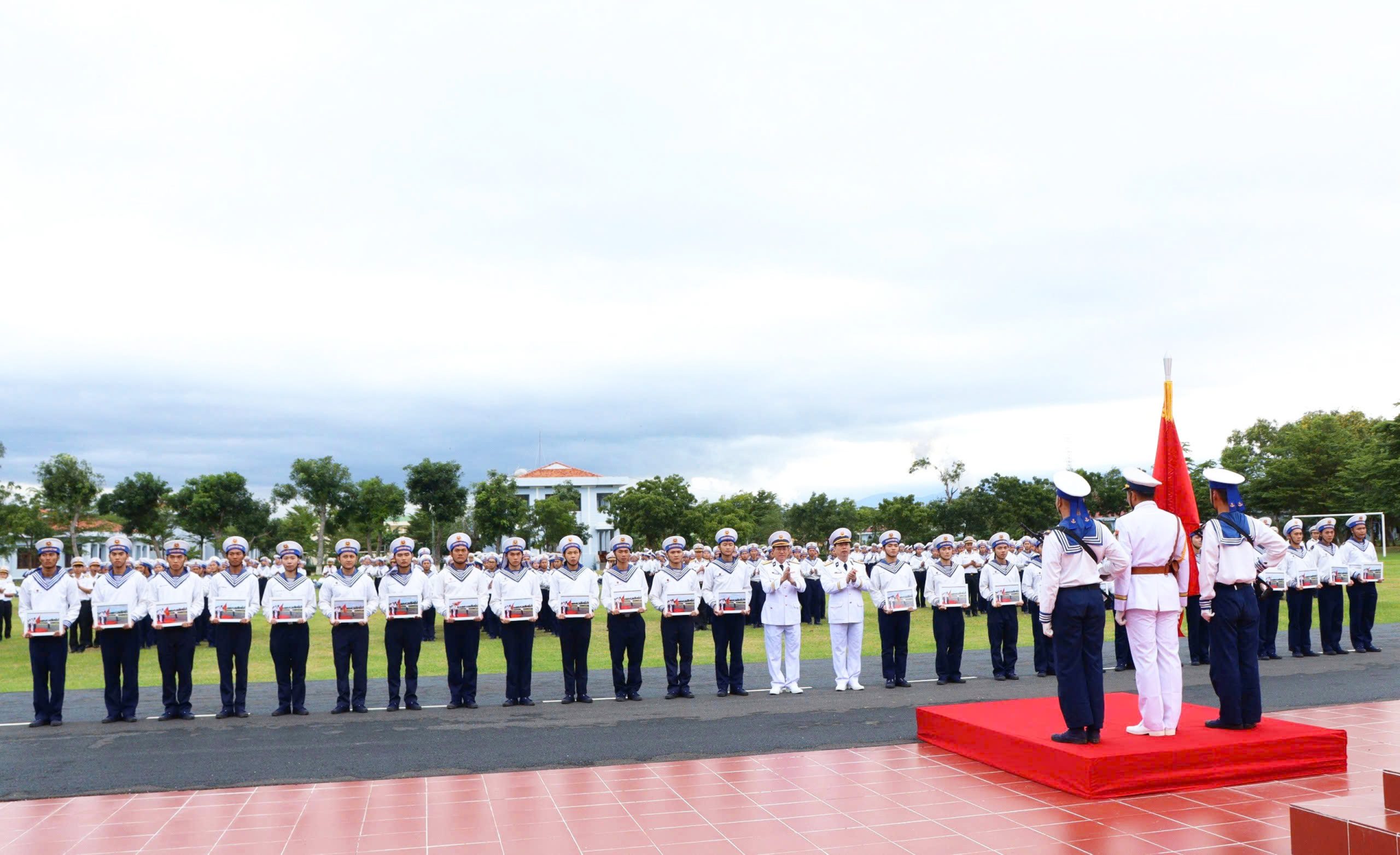 Vùng 4 Hải quân tiễn hạ sỹ quan, chiến sĩ hoàn thành nghĩa vụ quân sự năm 2025