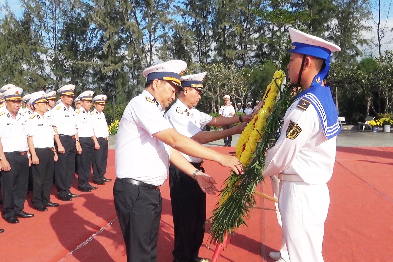 Bộ tư lệnh Vùng 4 Hải quân tổ chức Lễ dâng hương, dâng hoa nhân dịp đón nhận danh hiệu Anh hùng lực lượng vũ trang nhân dân.