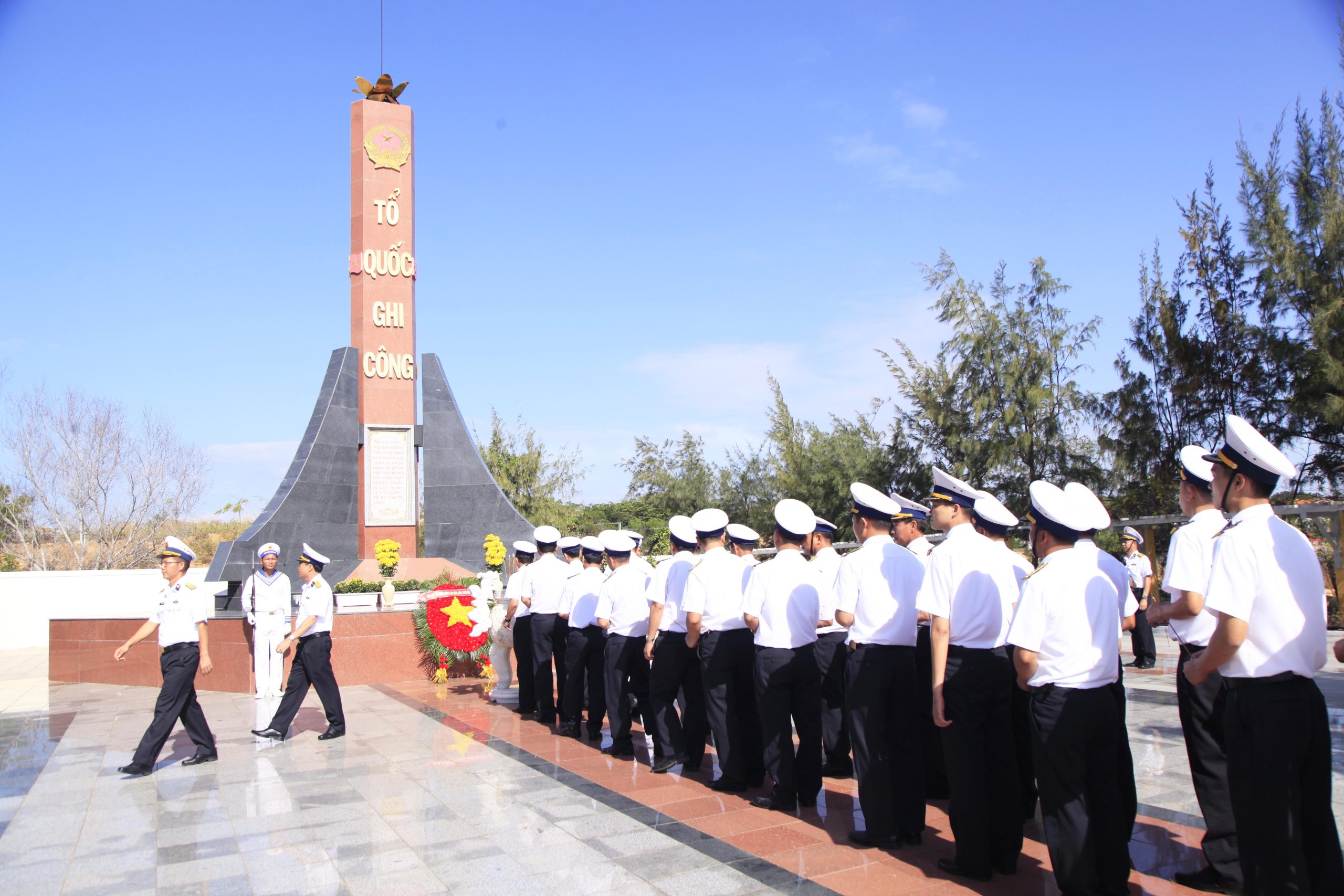 Bộ tư lệnh Vùng 4 Hải quân tổ chức Lễ dâng hương, dâng hoa nhân dịp đón nhận danh hiệu Anh hùng lực lượng vũ trang nhân dân.