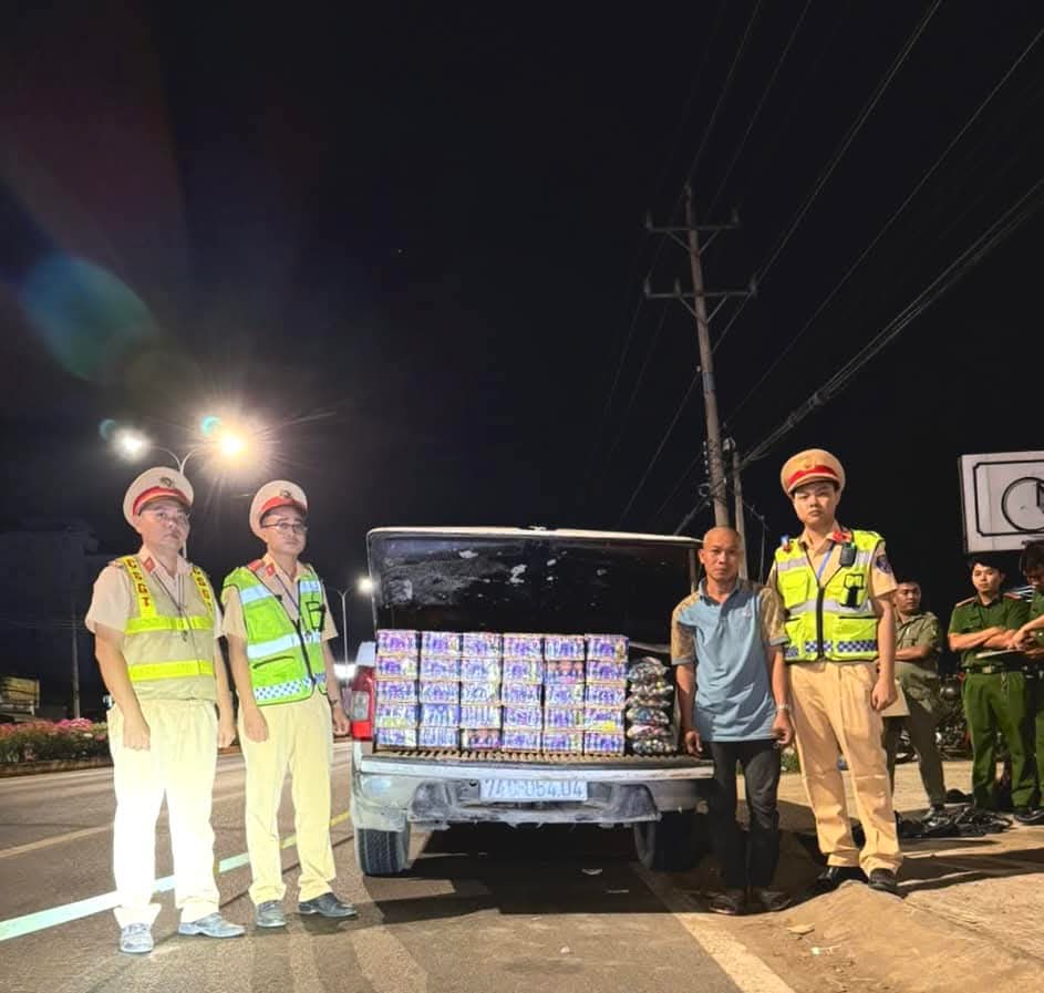 Bình Phước: Phòng Cảnh sát Giao thông bắt giữ đối tượng vi phạm nồng độ cồn và vận chuyển pháo lậu