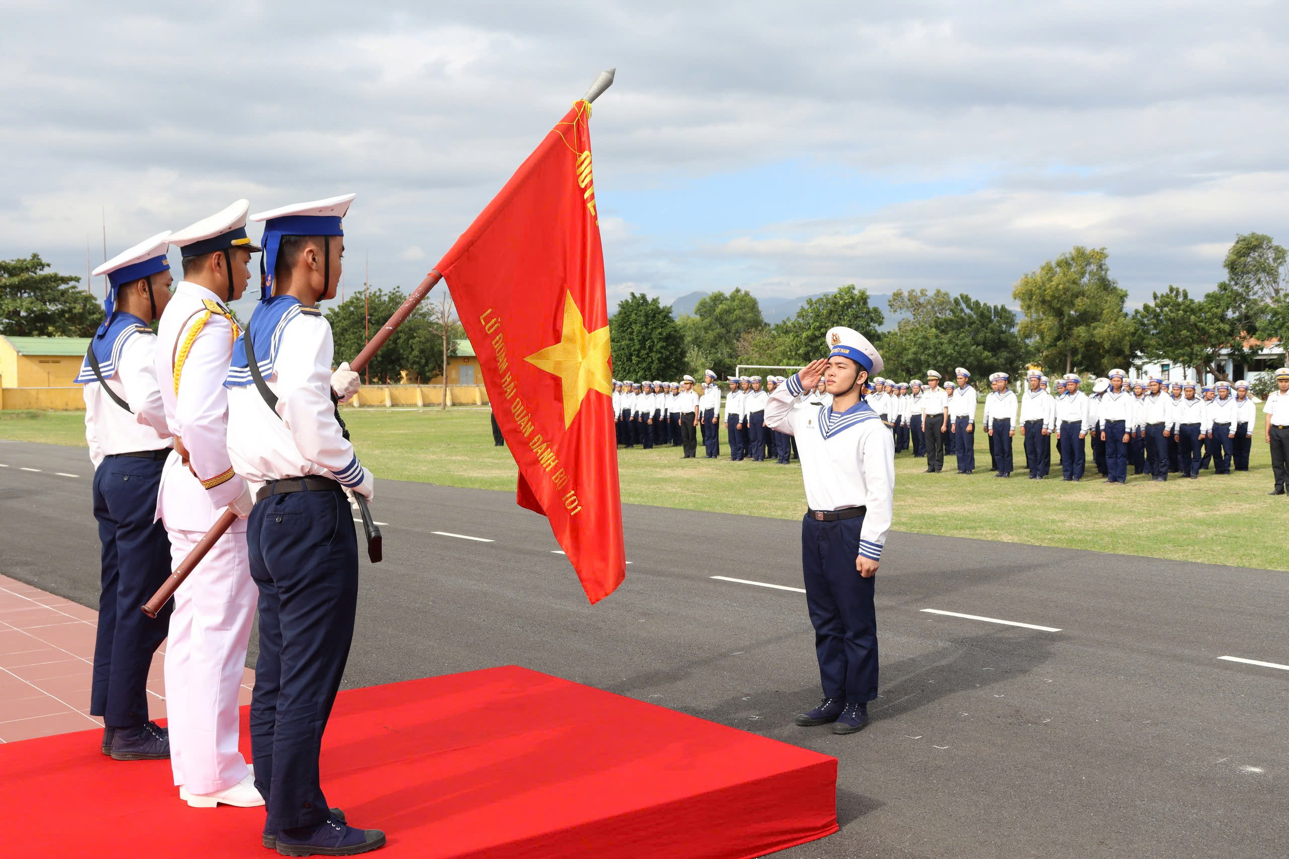 Lữ đoàn 101 tổ chức gặp mặt, chúc mừng các đồng chí Hạ sĩ quan, chiến sĩ hoàn thành nghĩa vụ quân sự năm 2025