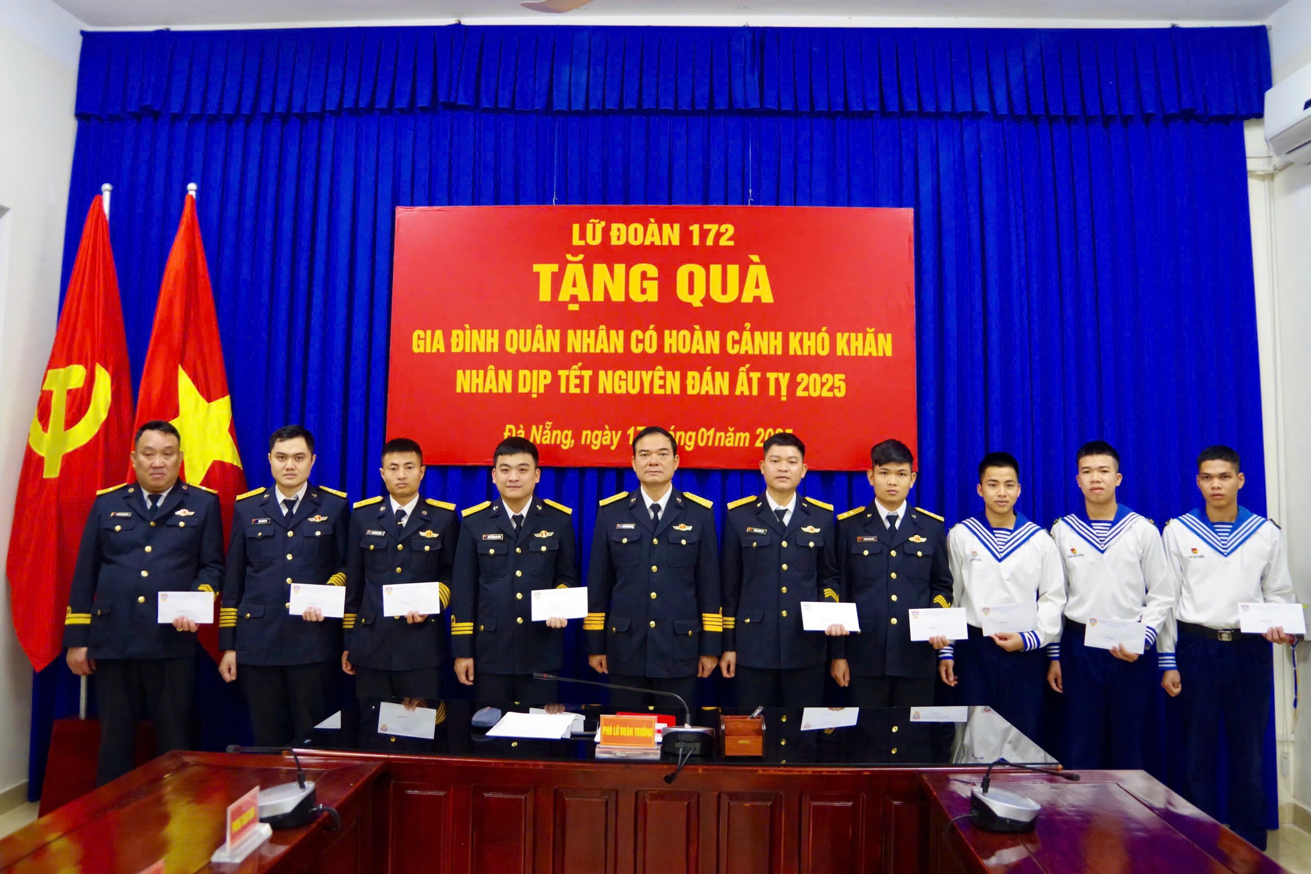 Lữ đoàn 172 gặp mặt, tặng quà quân nhân có hoàn cảnh khó khăn