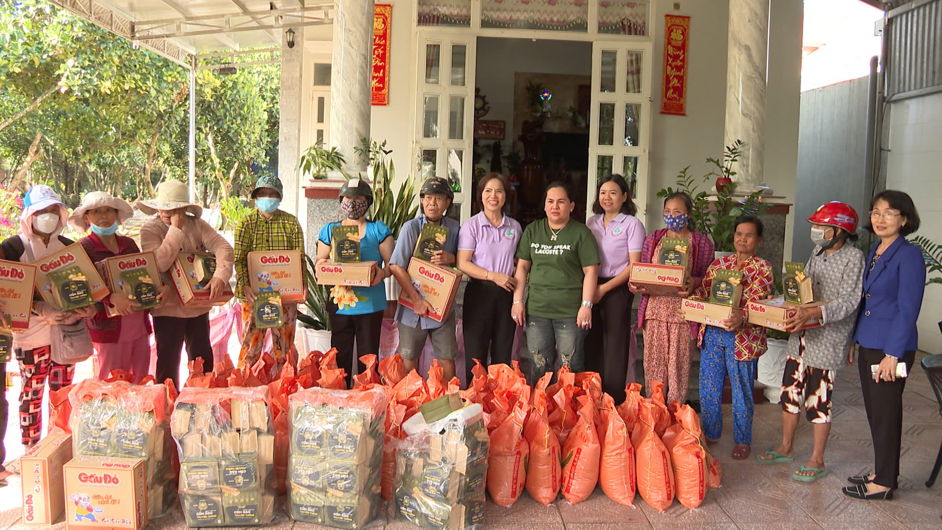 Bình Phước: Phụ nữ Chơn Thành trao 150 phần quà cho phụ nữ, người dân khó khăn