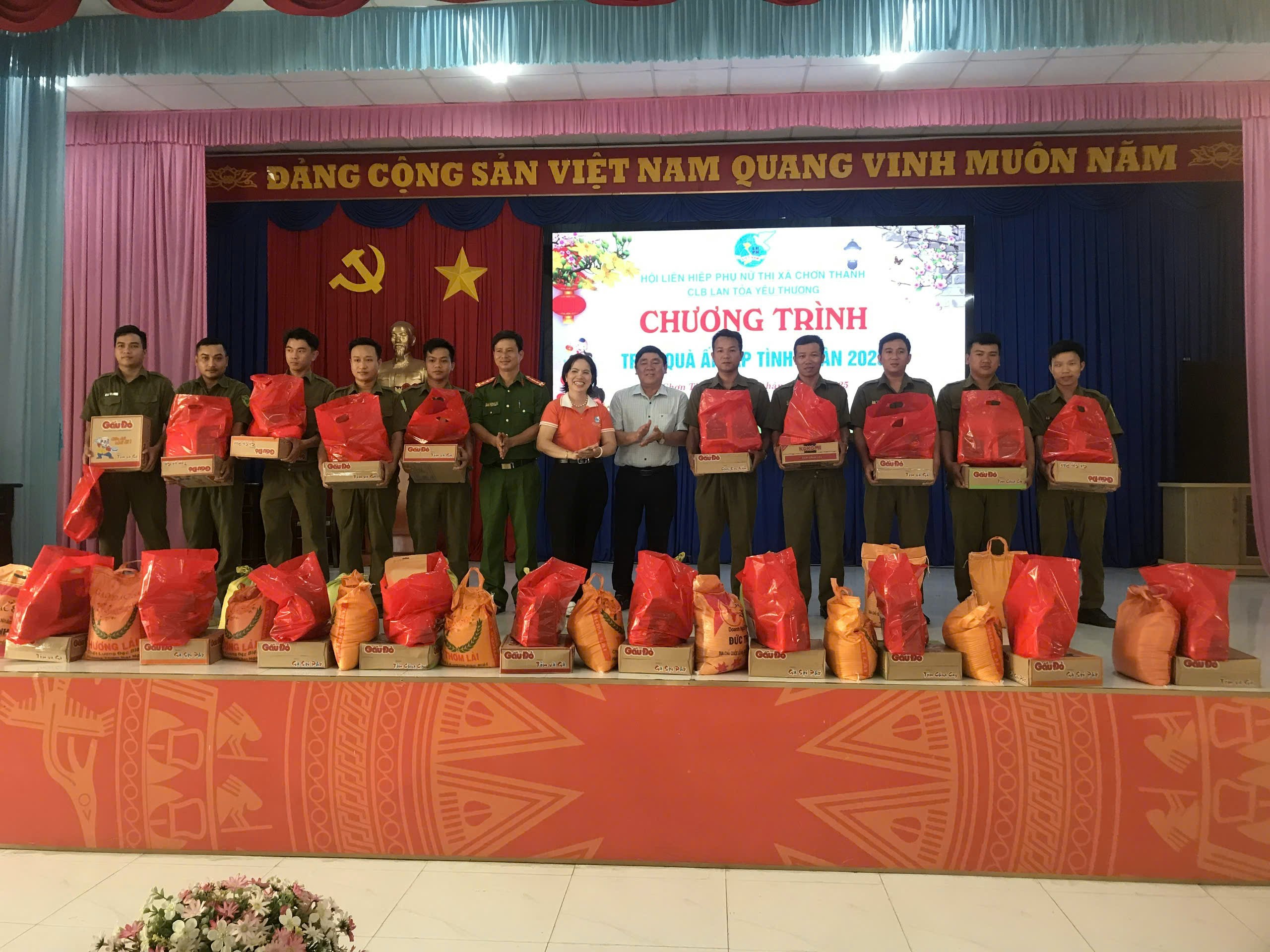 Bình Phước: Phụ nữ Chơn Thành sôi nổi tổ chức chương trình “Trao quà ấm áp tình xuân”