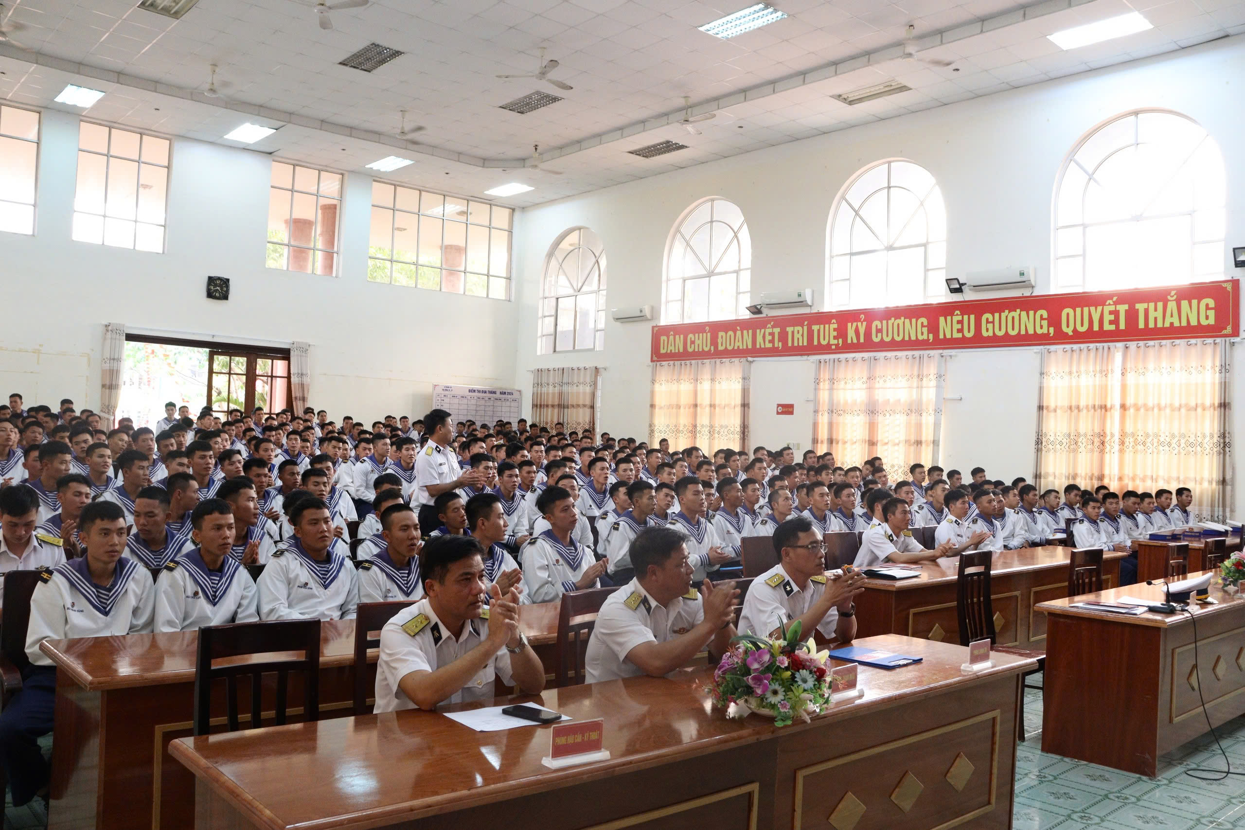 Lữ đoàn 101 tổ chức gặp mặt, chúc mừng các đồng chí Hạ sĩ quan, chiến sĩ hoàn thành nghĩa vụ quân sự năm 2025