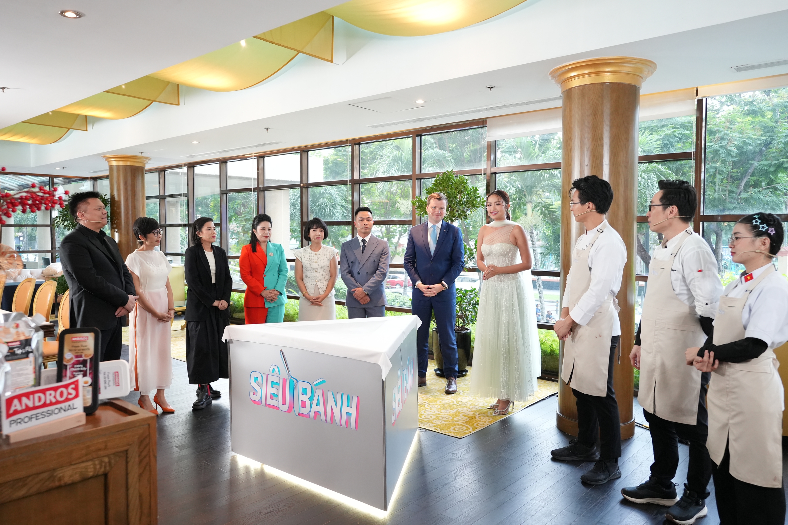 Ban giám khảo và top 3 Siêu Bánh mùa 2 tại không gian của Khách sạn Sofitel Saigon Plaza. Ban giám khảo và top 3 Siêu Bánh mùa 2 tại không gian của Khách sạn Sofitel Saigon Plaza.