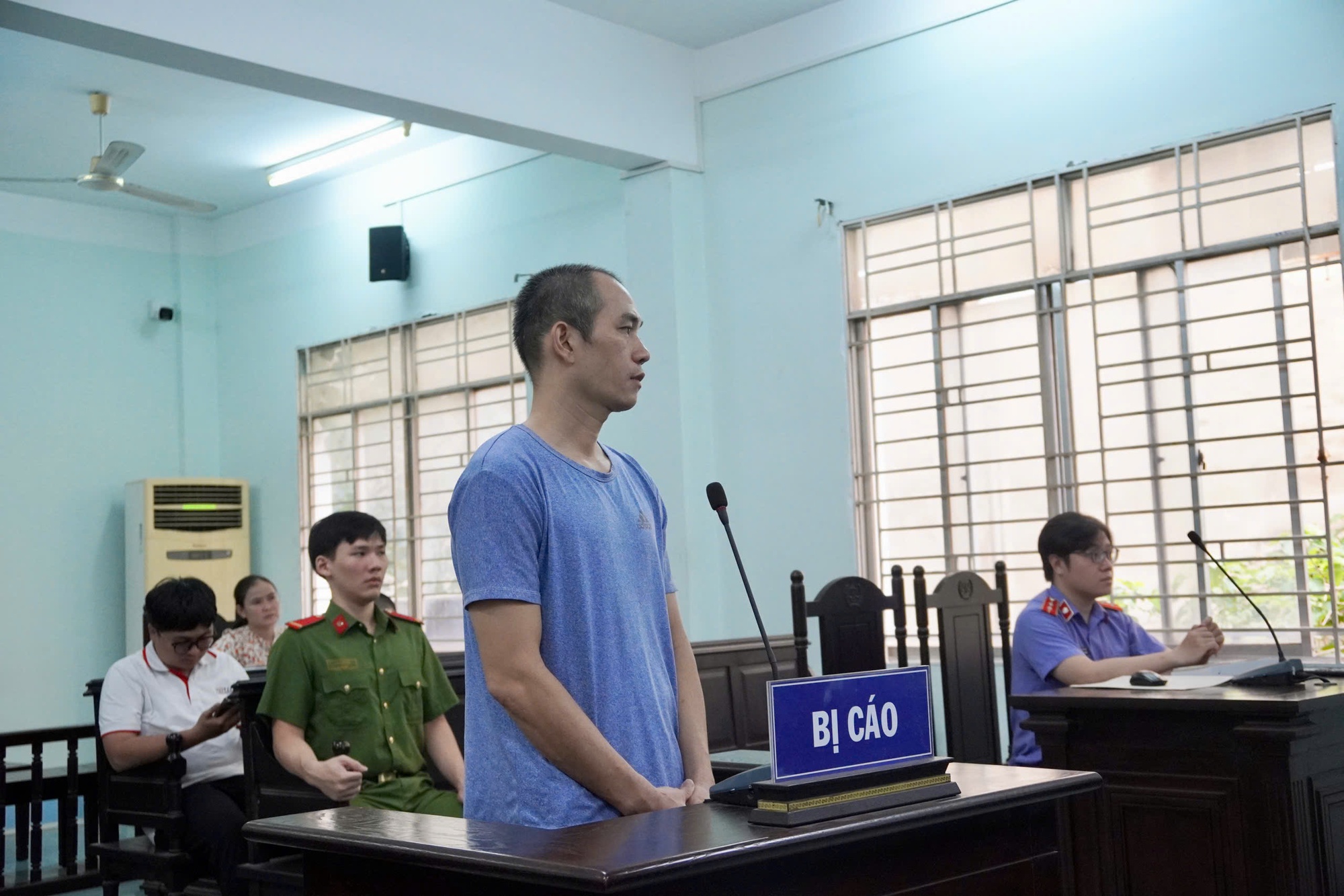 Người đàn ông đánh cô gái trên đường Khánh Hội lĩnh án tù- Ảnh 1. Người đàn ông đánh cô gái trên đường Khánh Hội lĩnh án tù- Ảnh 1.