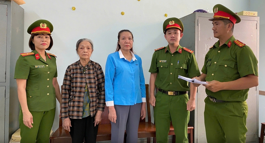 Khởi tố, bắt tạm giam chủ mái ấm Hoa Hồng- Ảnh 1. Khởi tố, bắt tạm giam chủ mái ấm Hoa Hồng- Ảnh 1.