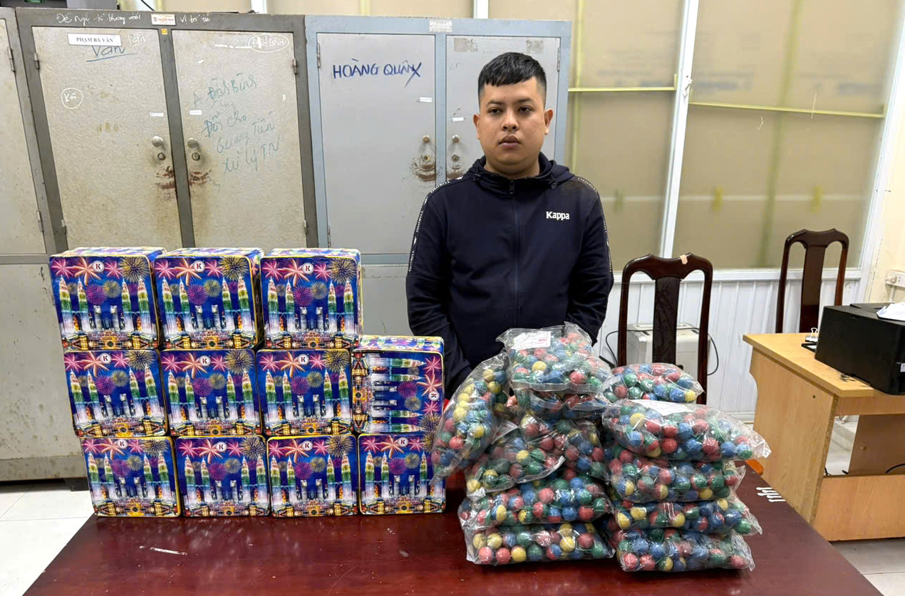 Thanh niên dương tính ma túy, không có GPLX ngang nhiên chở pháo lậu đi tiêu thụ- Ảnh 1.